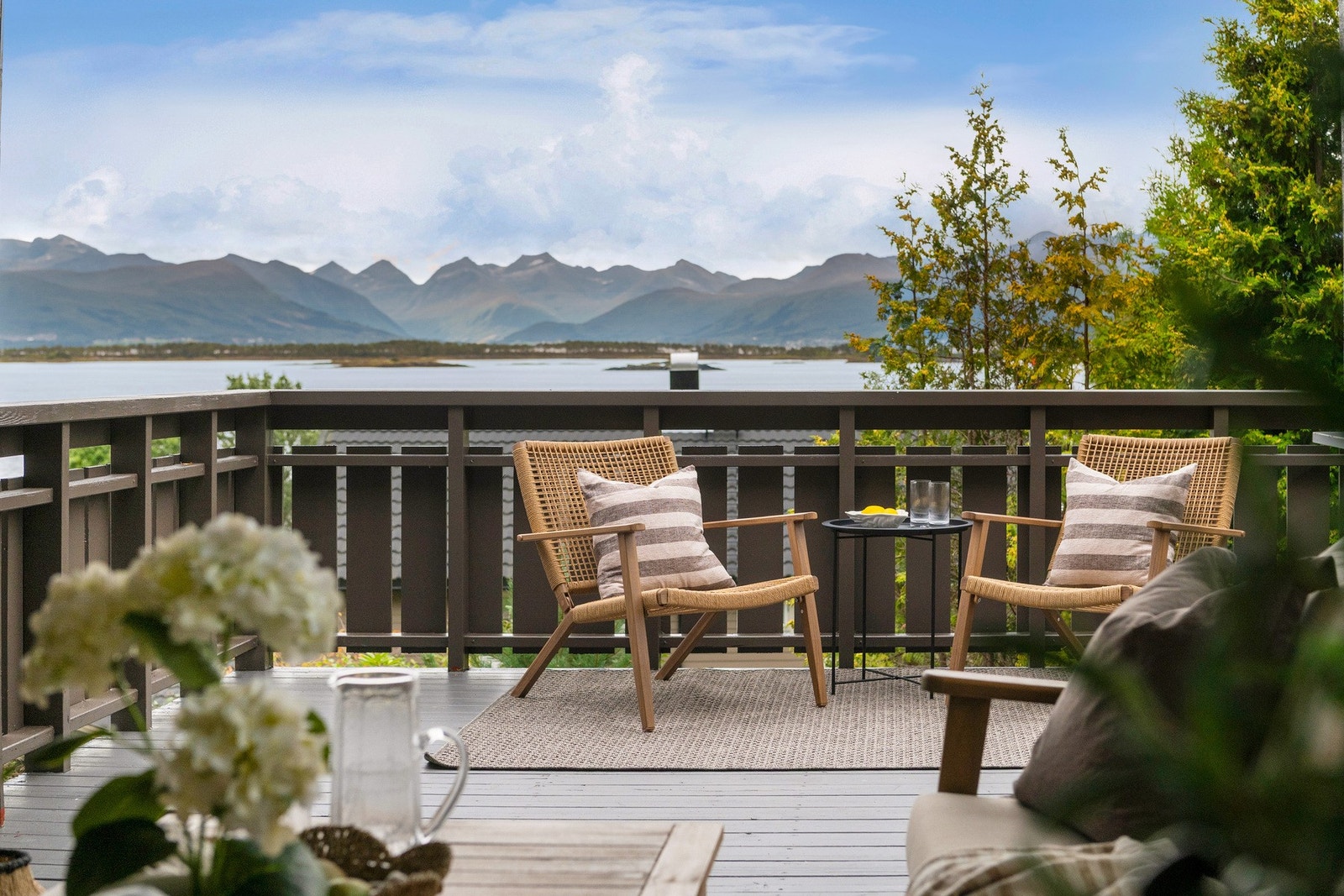 Fra terrassen er det flott utsikt til fjord og fjell. Galleribilde