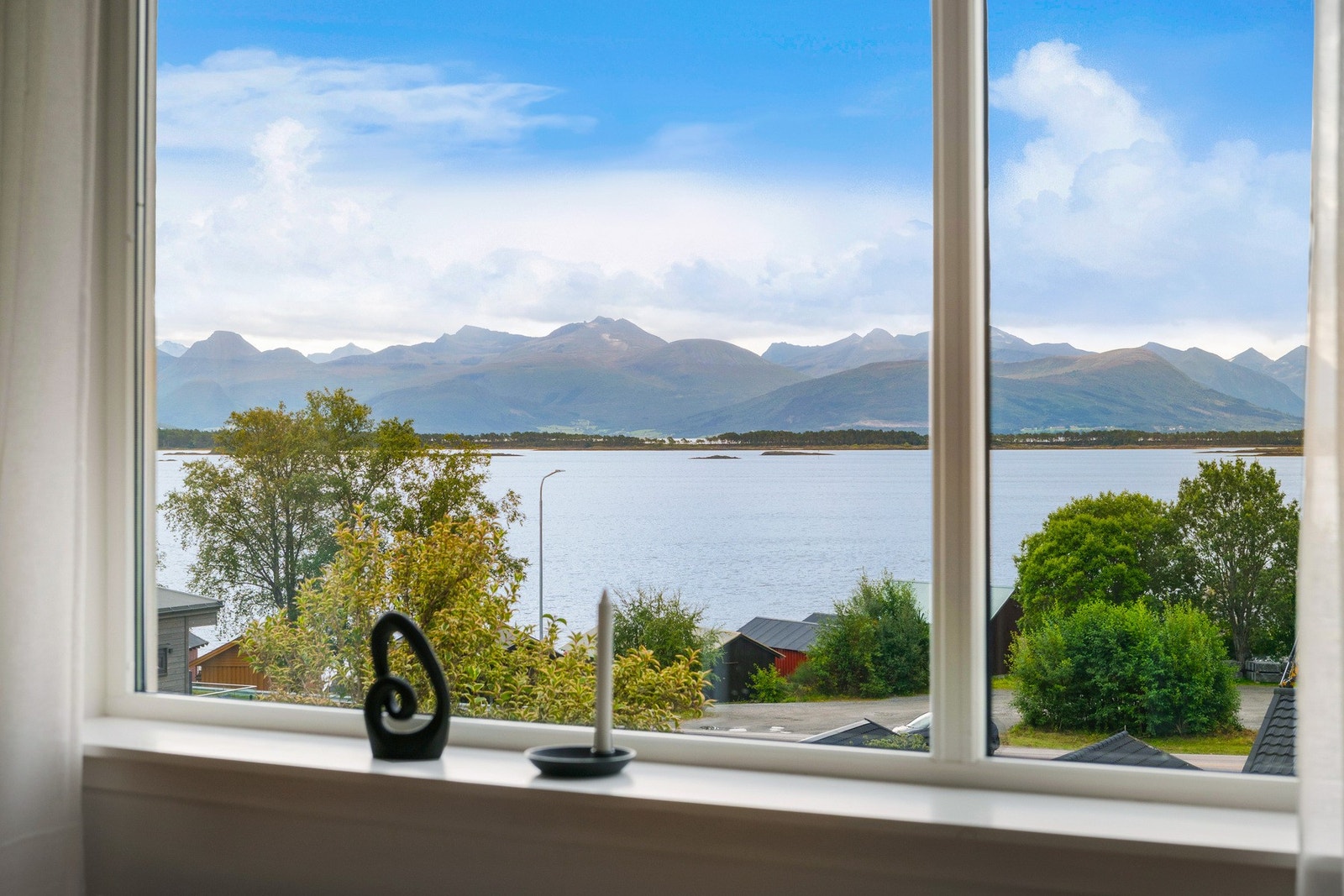 Flott utsikt til holmene på fjorden. Galleribilde