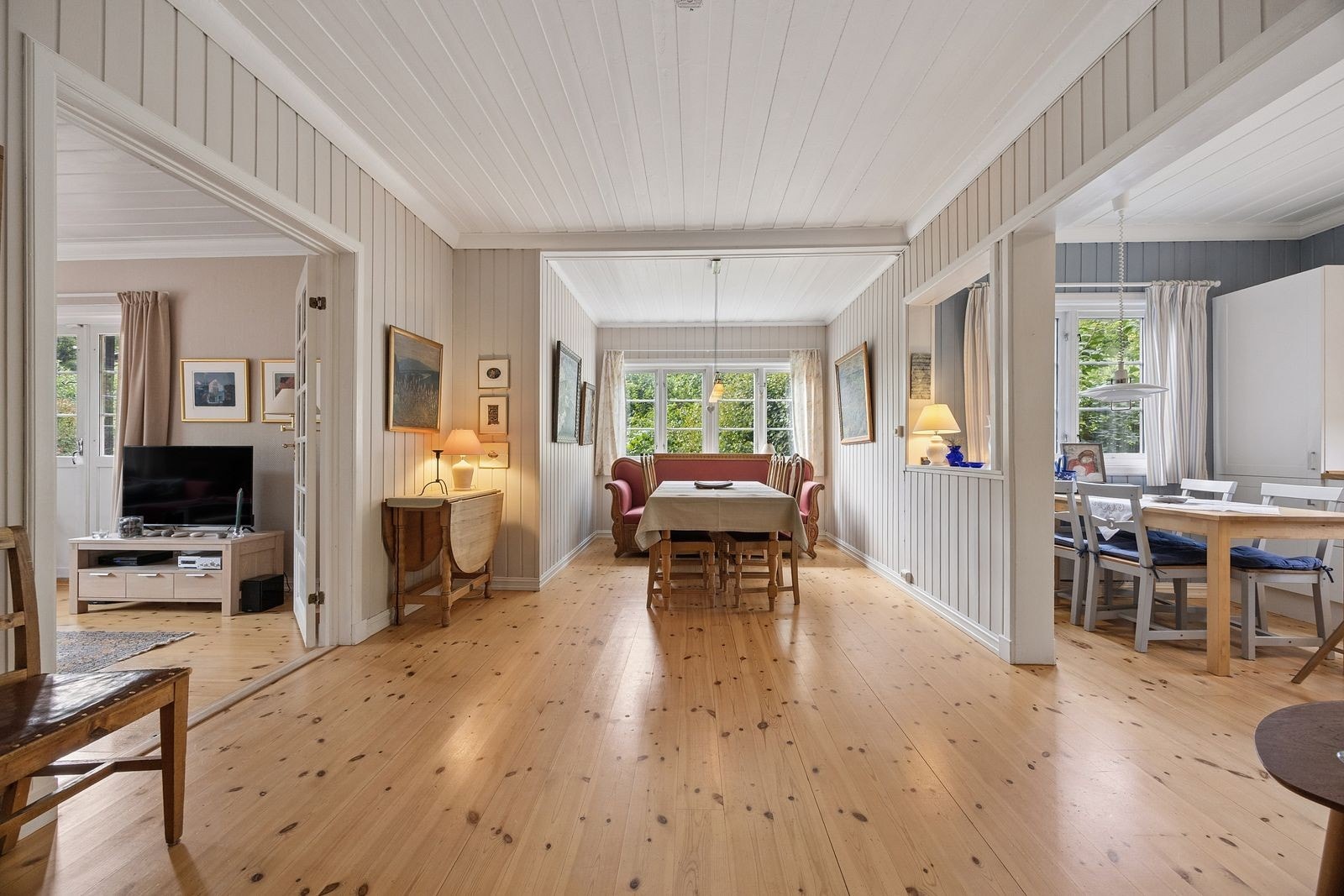 Det er en separat spisestue med god plass til et stort spisebord hvor man kan samle hele familien. Her er det en peisovn med glassdør og ildfast plate. Galleribilde