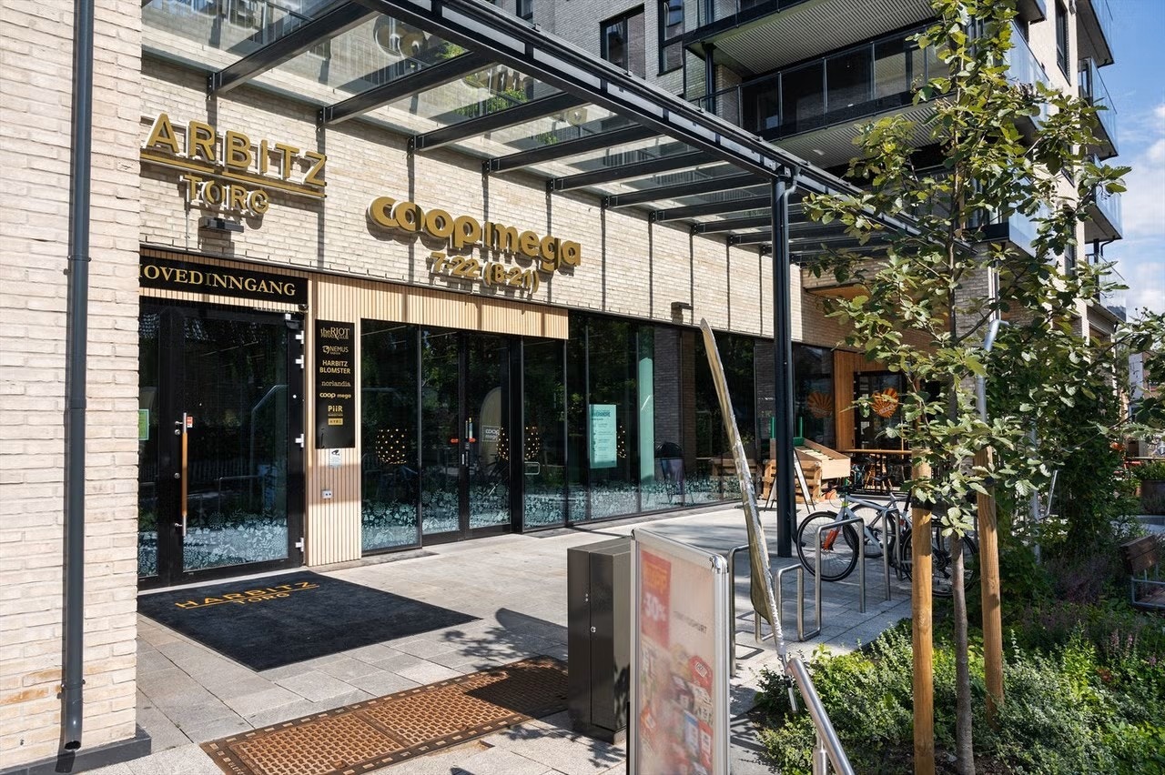 Det er kort avstand til Harbitz Torg, her finnes restauranter, caféer, dagligvarebutikk, apotek og servicetilbud. Galleribilde