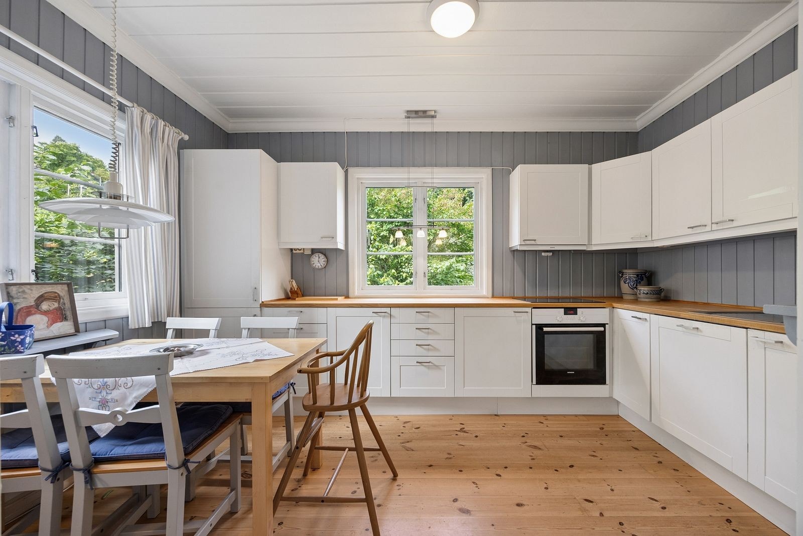 Kjøkkeninnredningen er fra 2016 og består av profilerte fronter og heltre benkeplate med nedfelt kum i rustfritt stål. Galleribilde