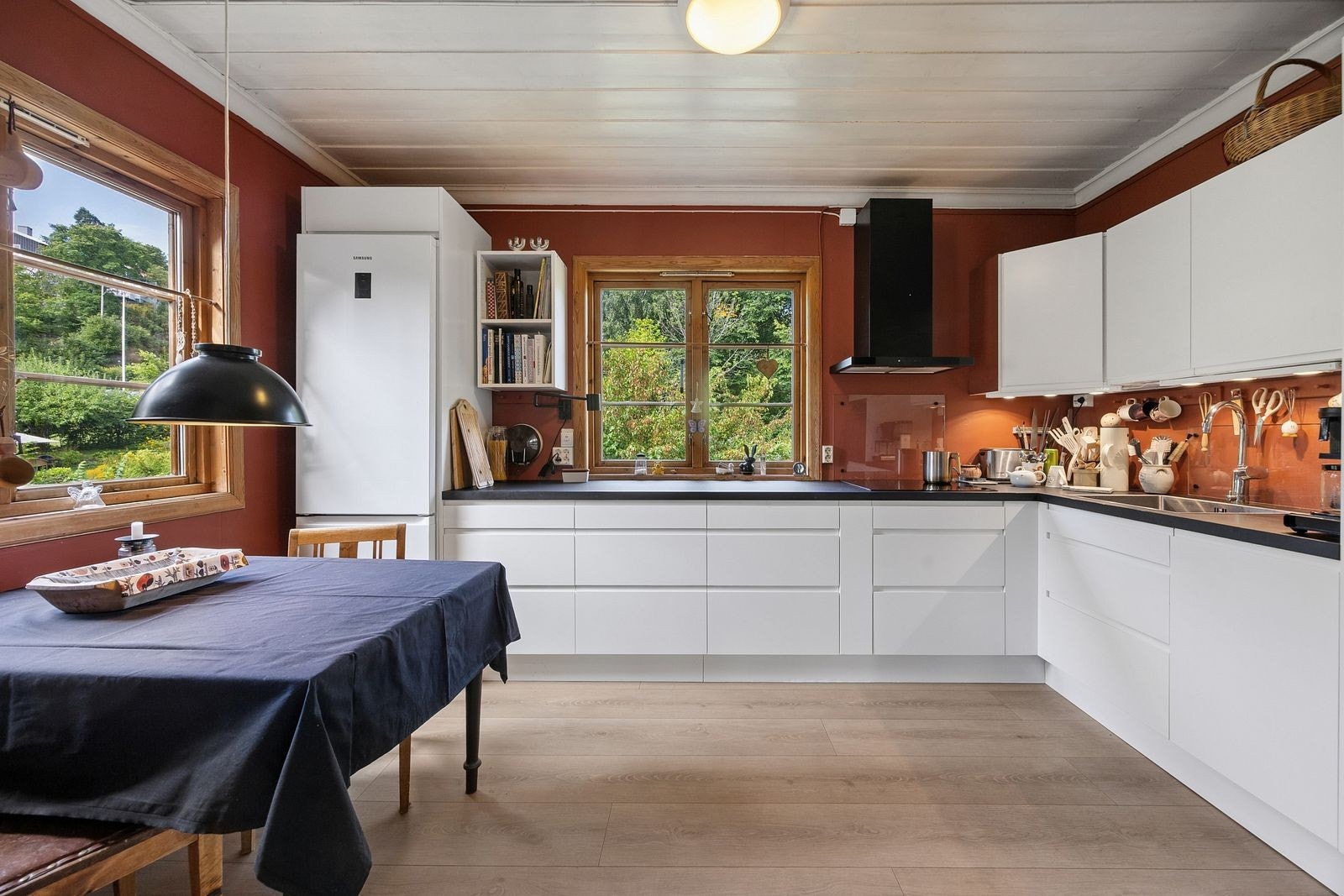 Kjøkkeninnredningen er fra ca. 2016 og består av glatte fronter og laminat benkeplate med nedfelt kum i rustfritt stål. Stekeovn, platetopp og oppvaskmaskin er integrert i innredningen. Galleribilde