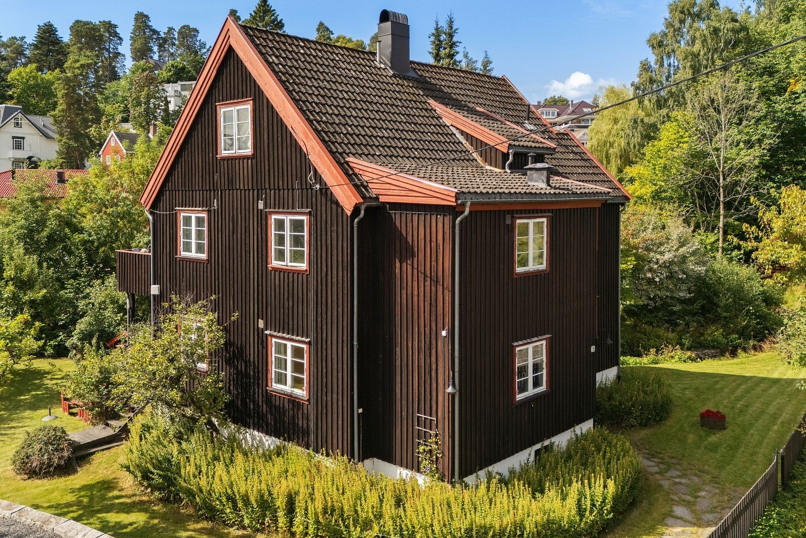 En innholdsrik og spennende tomannsbolig over fire plan. Galleribilde