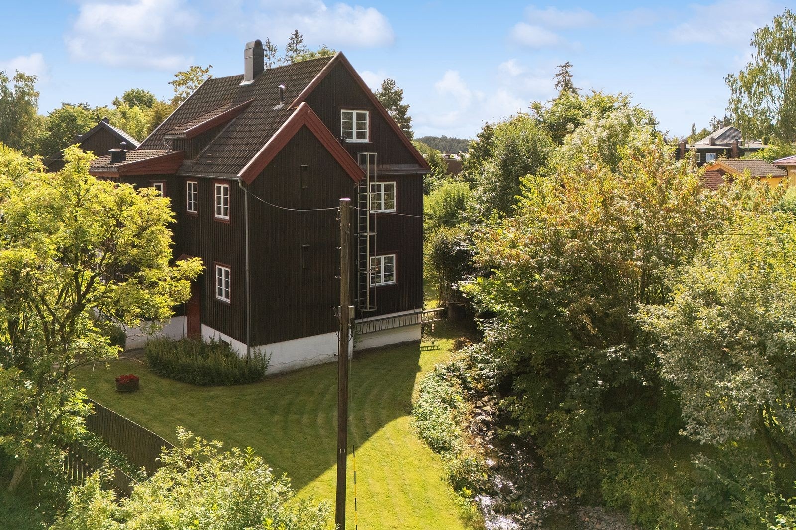 Boligen står på en tomt på 1 353 m². Galleribilde
