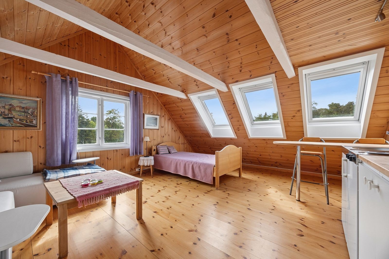 Loft innredet som stue/kjøkken. Det gjøres oppmerksom på at loftet ikke er godkjent for varig opphold. Galleribilde