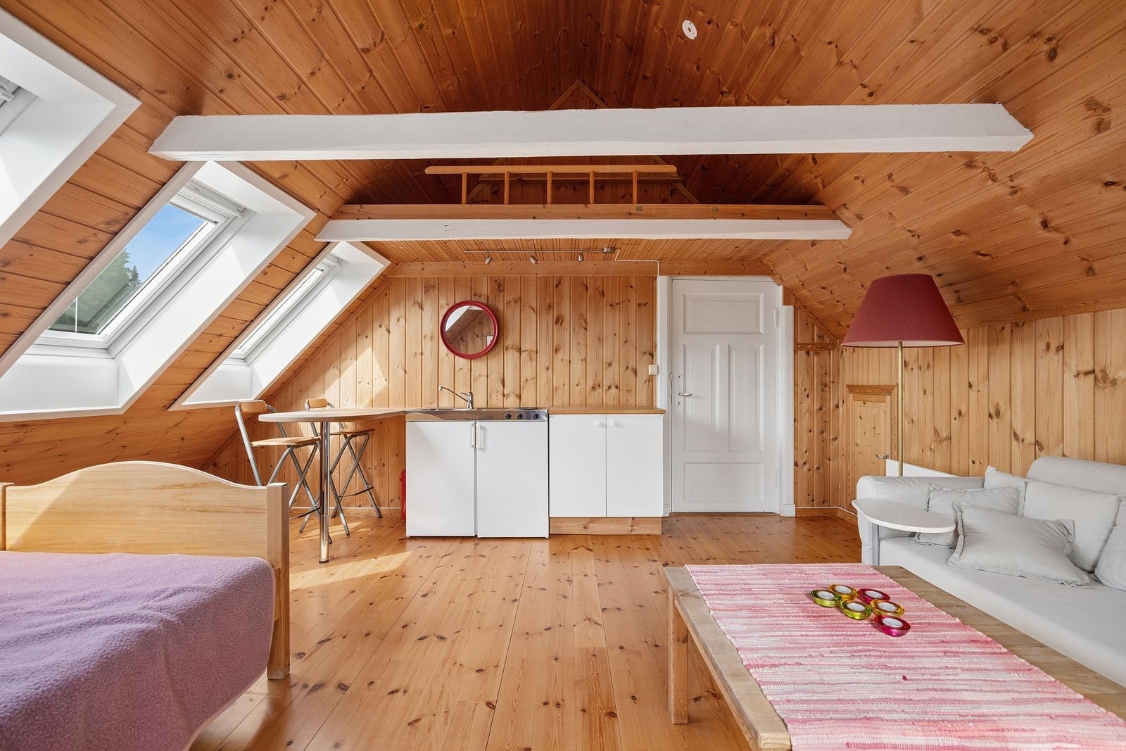 Loft innredet som stue/kjøkken. Det gjøres oppmerksom på at loftet ikke er godkjent for varig opphold. Galleribilde
