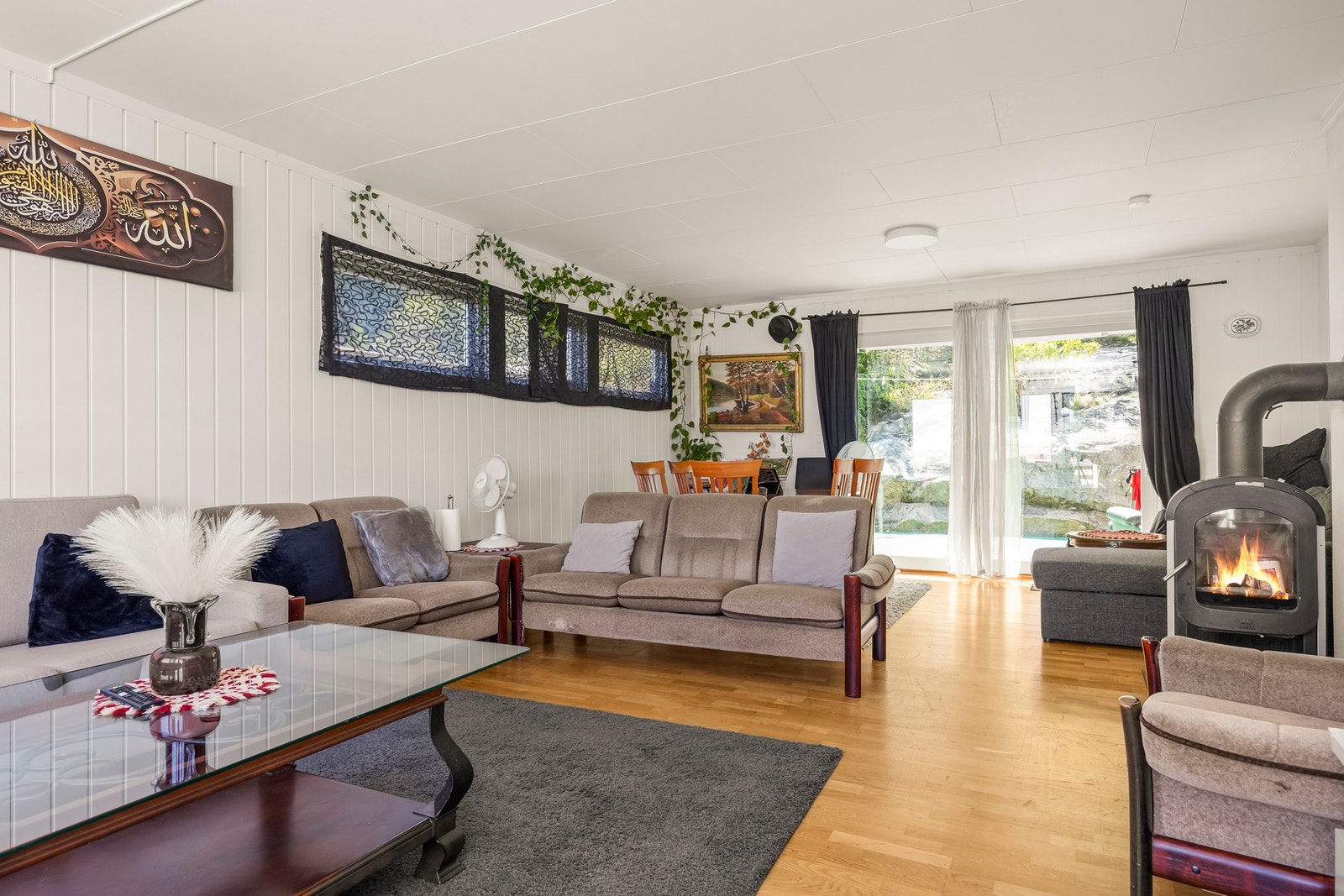 Stort oppholdsrom med god plass til soneinndeling. Galleribilde