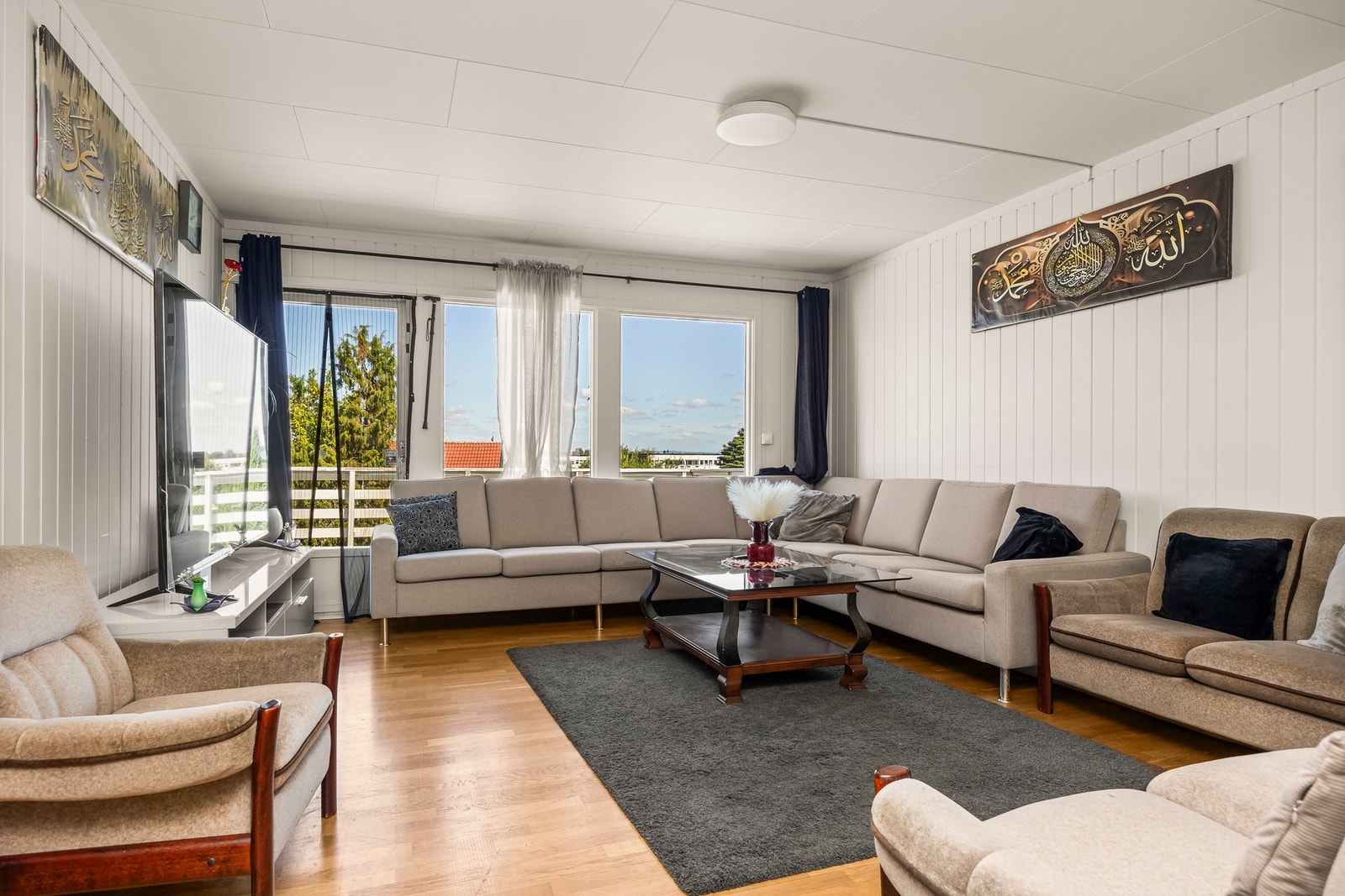 Fra stuen er det utgang til den langstrakte verandaen. Galleribilde