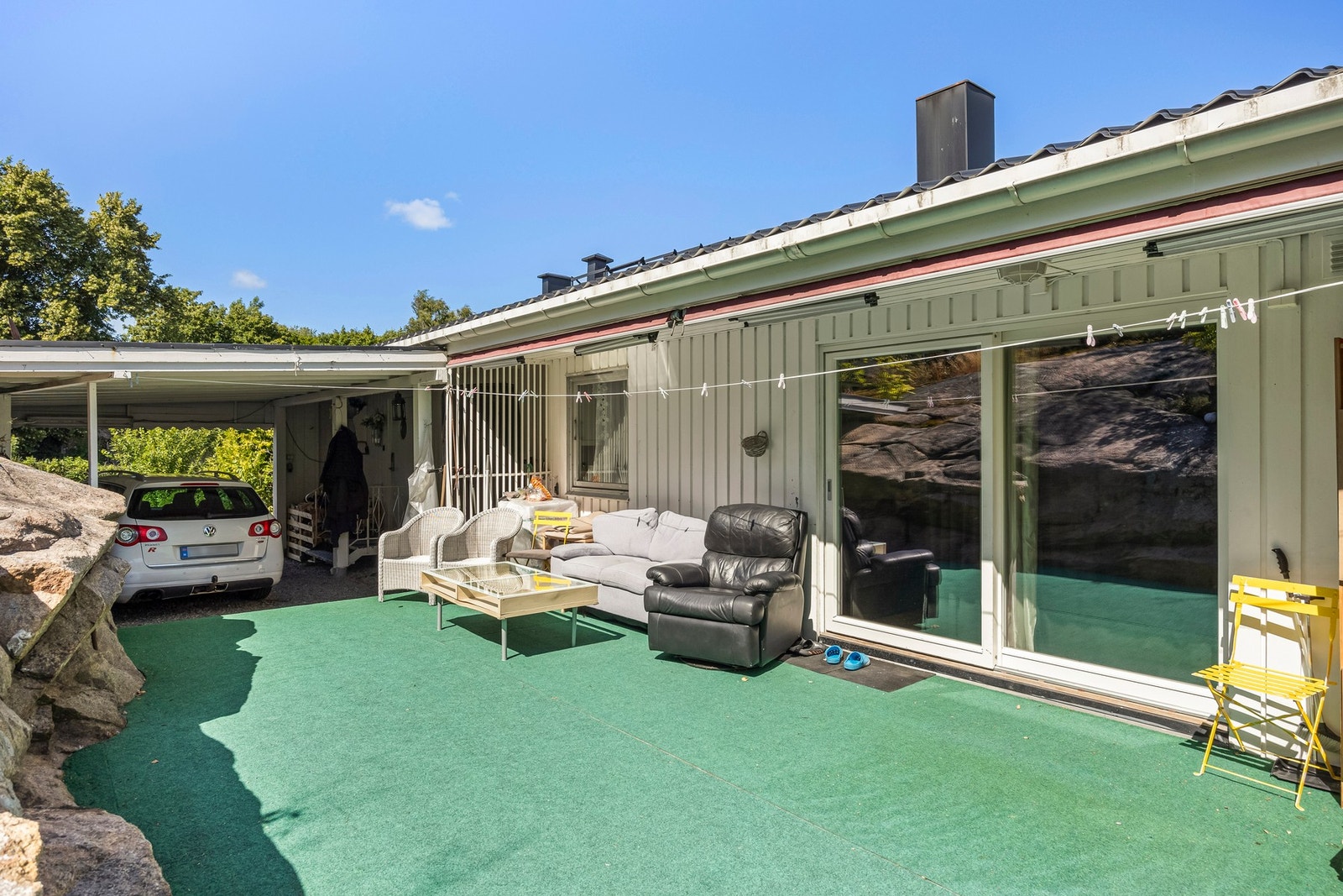 Din egne private oase på baksiden av boligen uten innsyn, her grenser du til fjell og hekk. Galleribilde