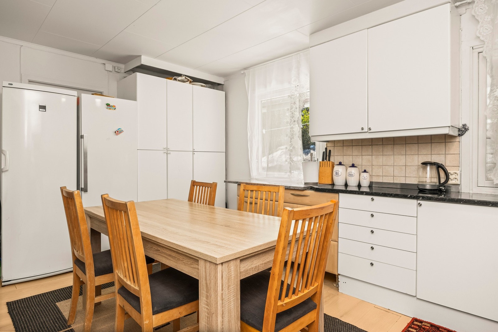 Stort kjøkken med plass til frokostbord. Galleribilde