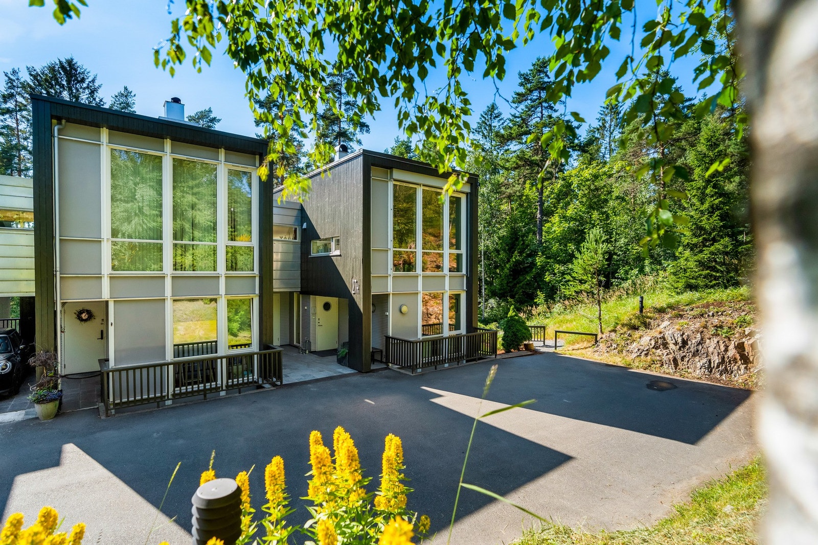 Husene i sameiet er tegnet av Kritt arktitekter og ble nominert til Oslo bys arkitektturpris i 2011.
Boligen har både et karakteristisk utseende, men er også svært praktisk innvendig. Galleribilde