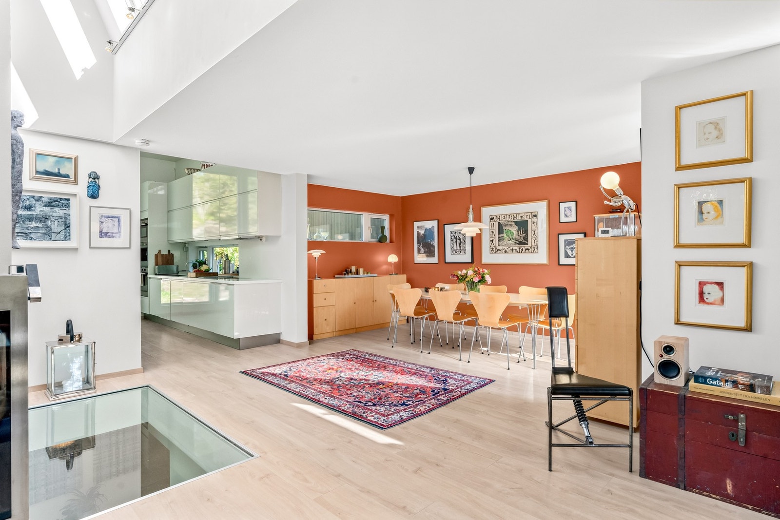 Det er vannbåren gulvvarme i alle rom i huset. Det er en luft-til-vann-varmepumpe som forsyner boligen med oppvarmede gulv. I tillegg er det peis i stuen og i stuen i underetasjen. Galleribilde
