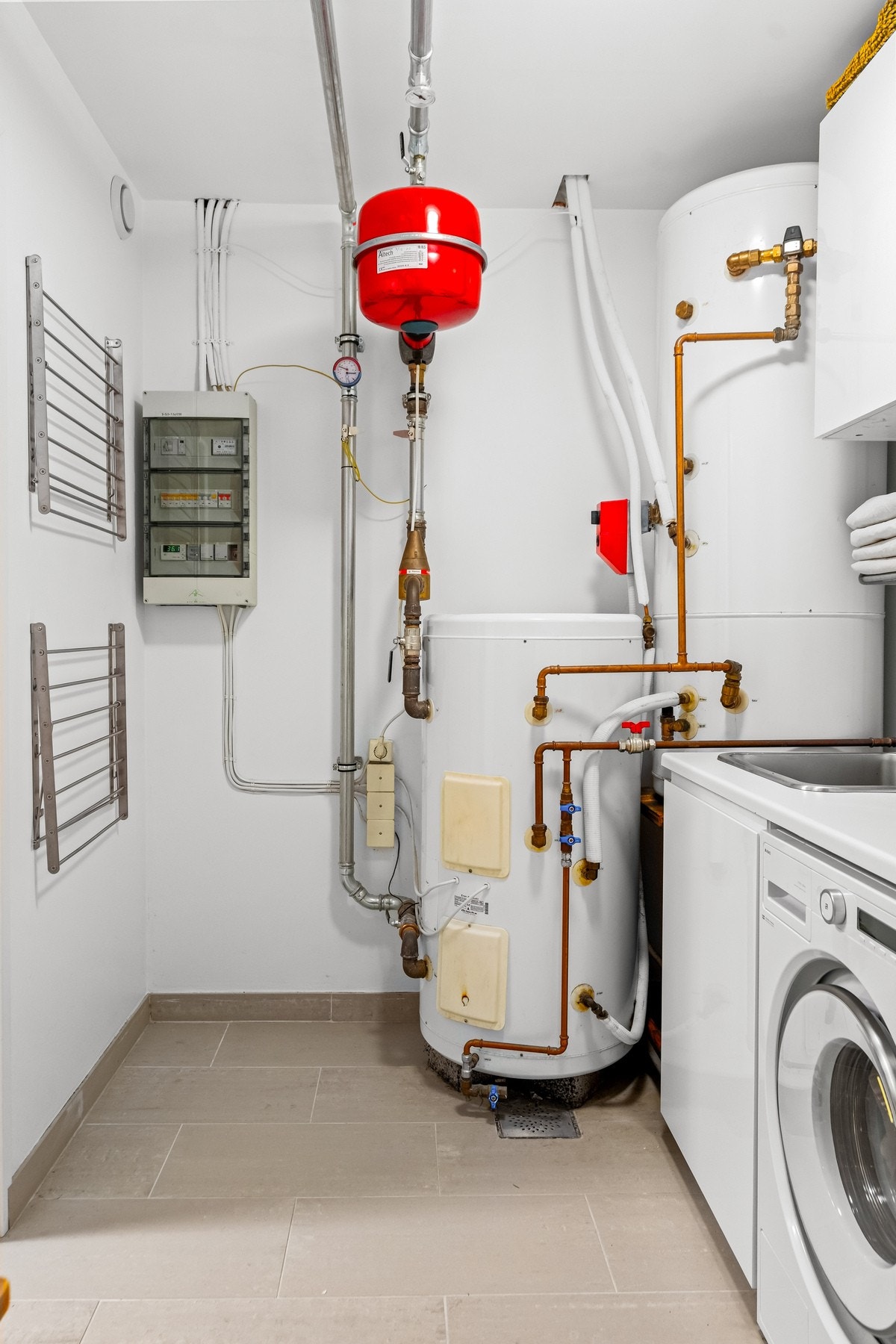I teknisk rom er det installert luft-til-vann varmepumpe som forsyner gulvene i boligen med vannbåren gulvvarme. Det er også balansert ventilasjon med varmegjenvinning i huset. Galleribilde