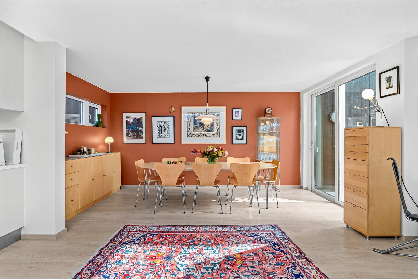 Spisestuen har plass til å samle storfamilien rundt bordet. Galleribilde