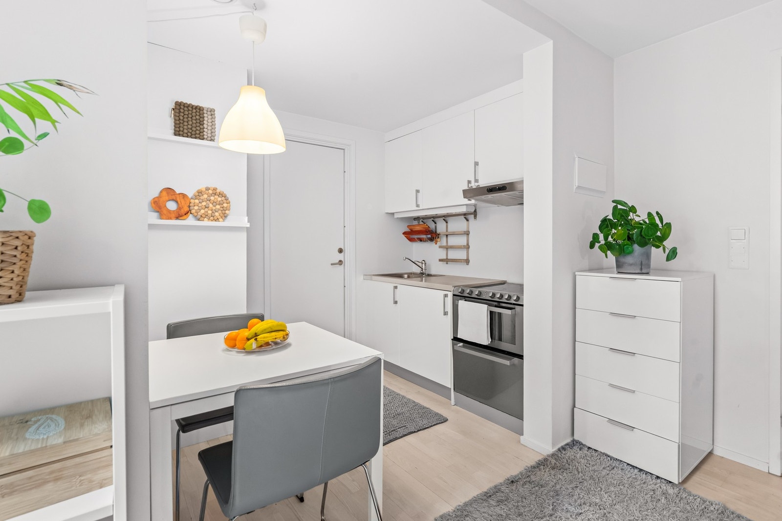 Kjøkkenet har innredning med glatte fronter fra IKEA. Benkeplaten er utført i laminat med topplimt metallvask. Kjøkkenet er utstyrt med kjøleskap/ fryser , oppvaskmaskin og komfyr med platetopp. Galleribilde