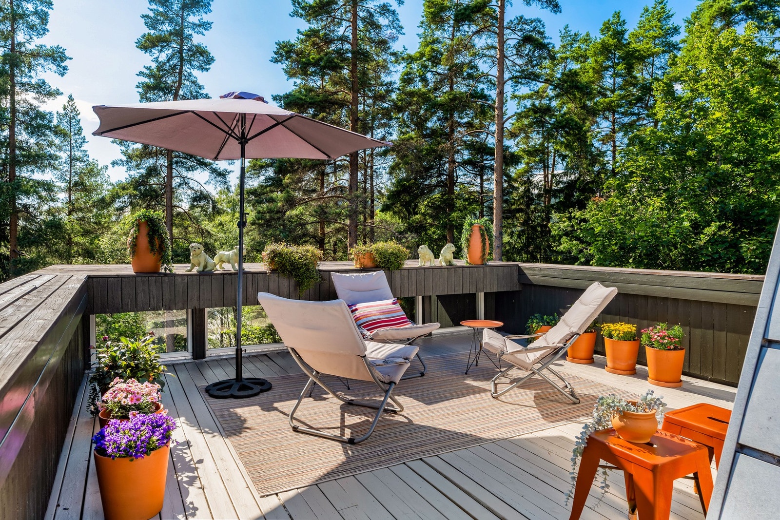En usjenert og solrik takterrasse på 28 kvm. Frodig utsyn mot skogen i nord og flotte trær i vest. Galleribilde