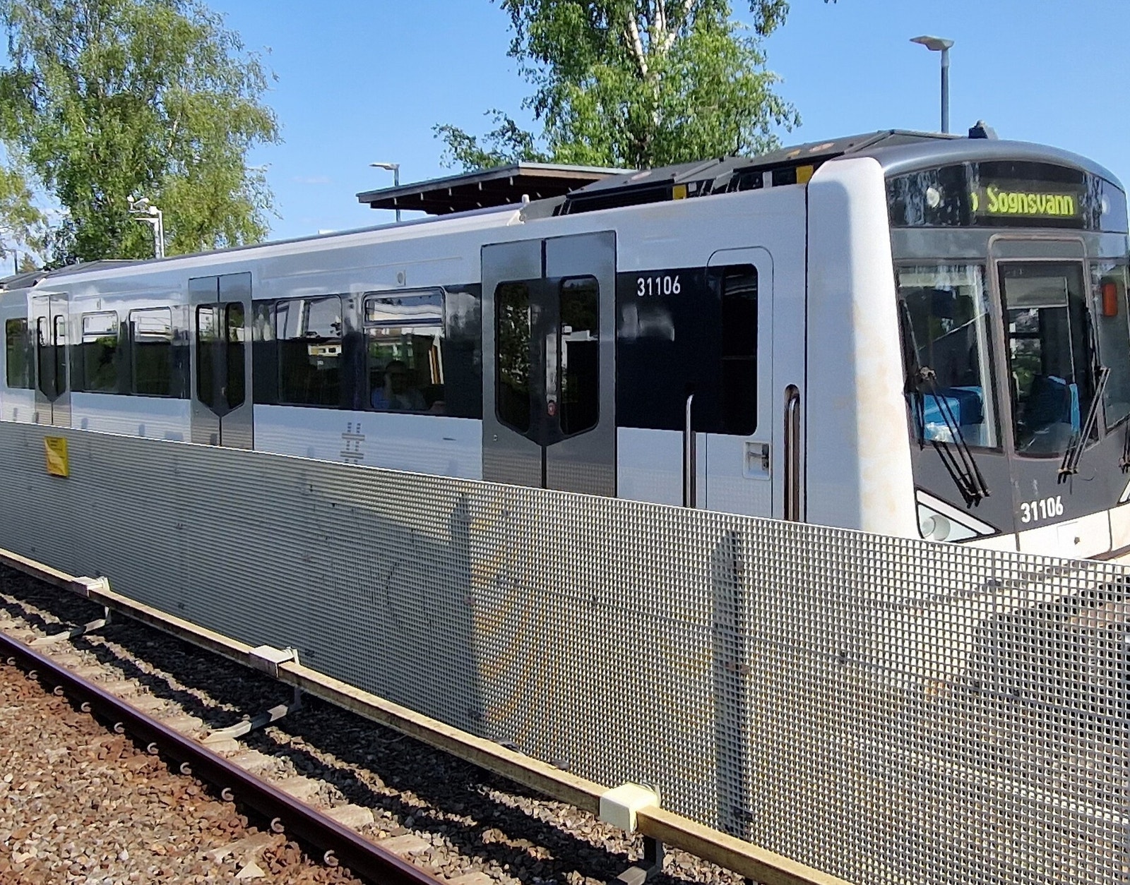 Kun 2 min gange til T-banestasjon på Sognsvann som bruker ca 13 min til Majorstua. Det går både nattbuss og busslinje nr 25 i i Carl Kjelsens vei. Galleribilde