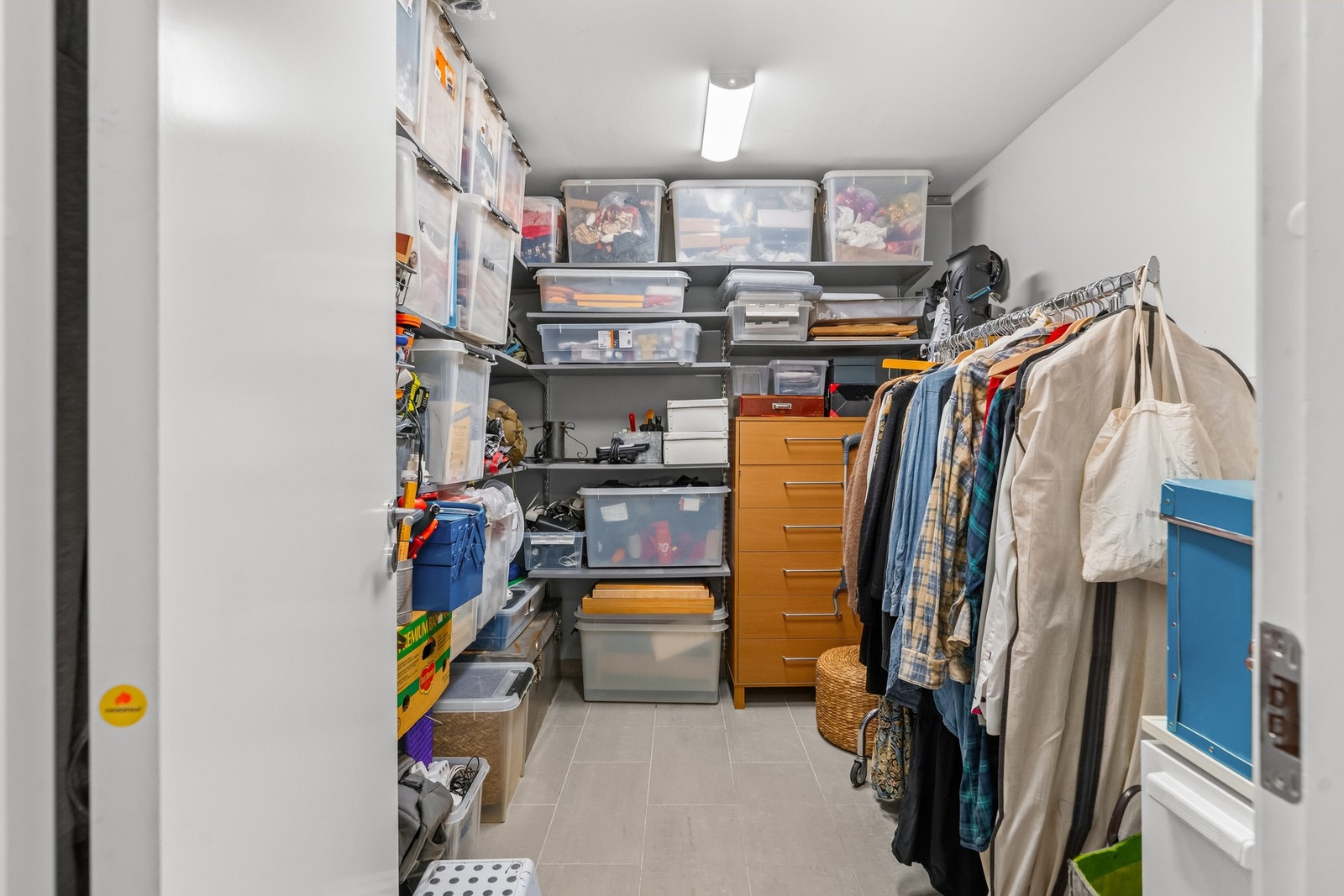 Innvendig har boligen en bod i underetasjen på 7,7 kvm, samt kott og praktisk plass under trappene, i trappeløpet på taketasjen er den liten bod. Galleribilde