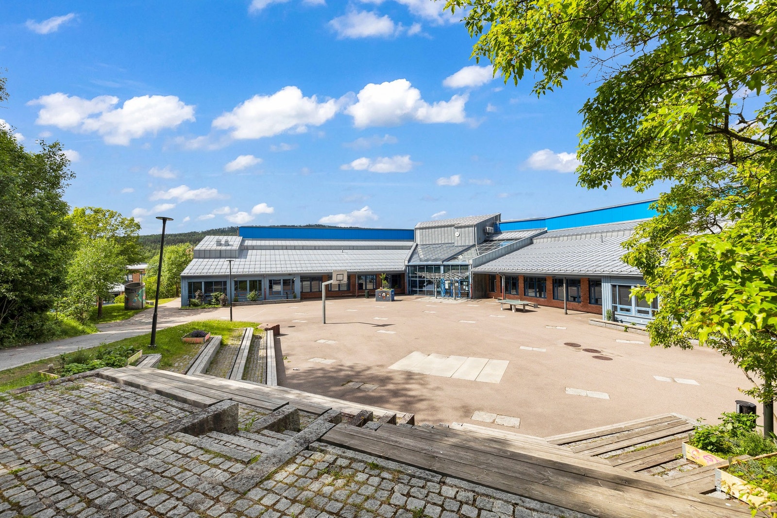 Kringsjå barneskole og Nordberg ungdomsskole ligger ca 8 minutters gange fra boligen. Galleribilde