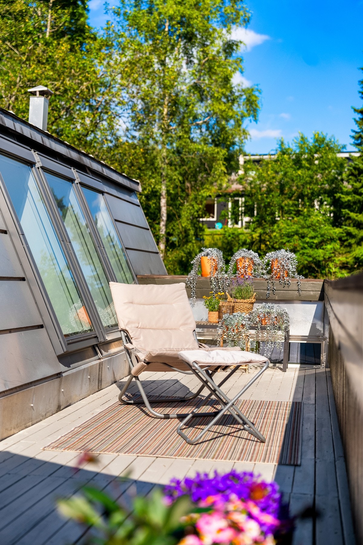 Takterrasse. I bakgrunnen ser man vinduene som kaster lys ned i stuen under. Galleribilde