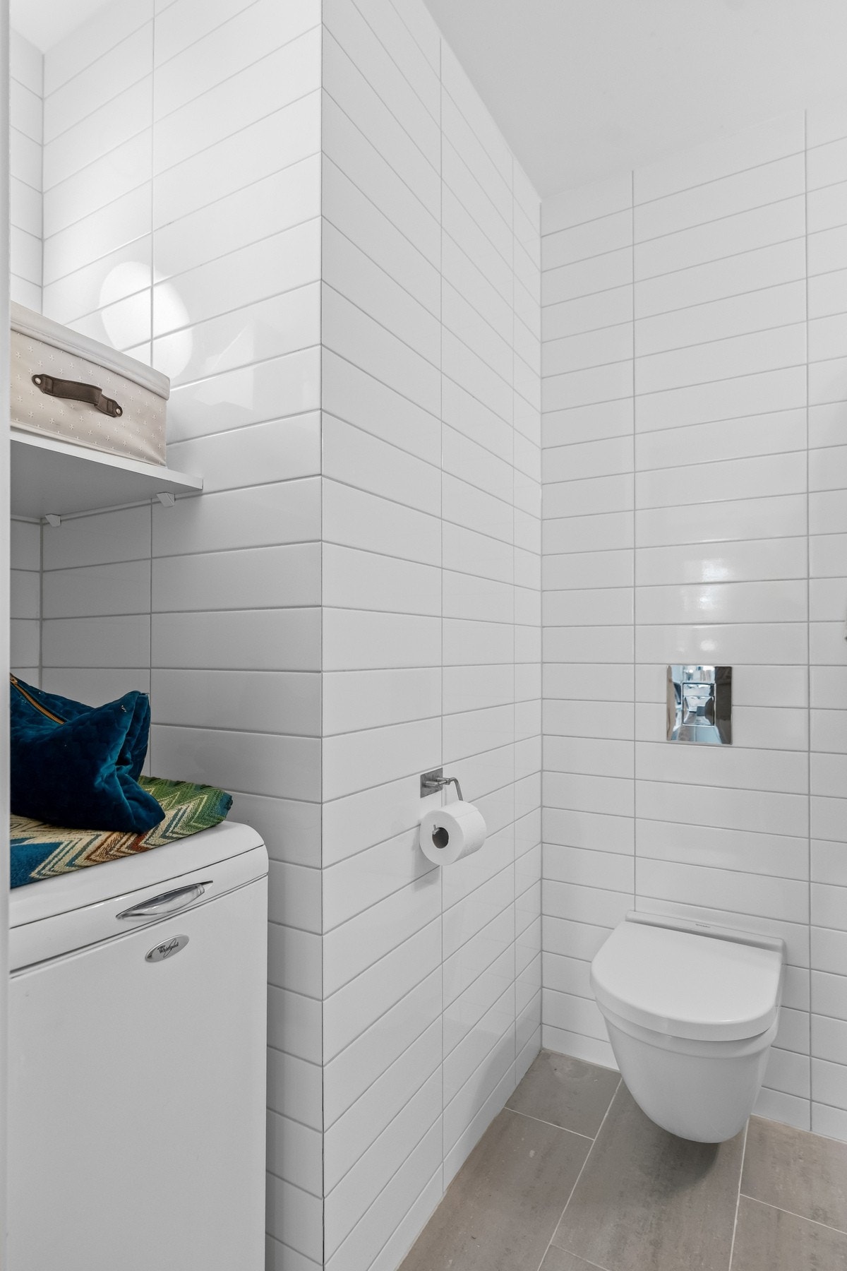 Bad med opplegg for vaskemaskin. Det er mekanisk ventilasjon fra bygningens sentrale anlegg, med avtrekk. Galleribilde