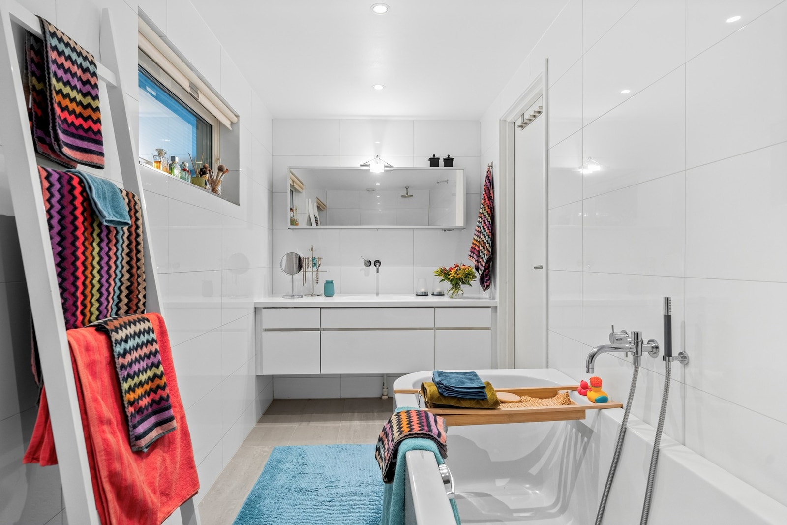 Familiebadet har skuffeinnredning fra Kvikk med nedfelt servant i Corian og ettgreps blandebatteri fra Vola. Galleribilde