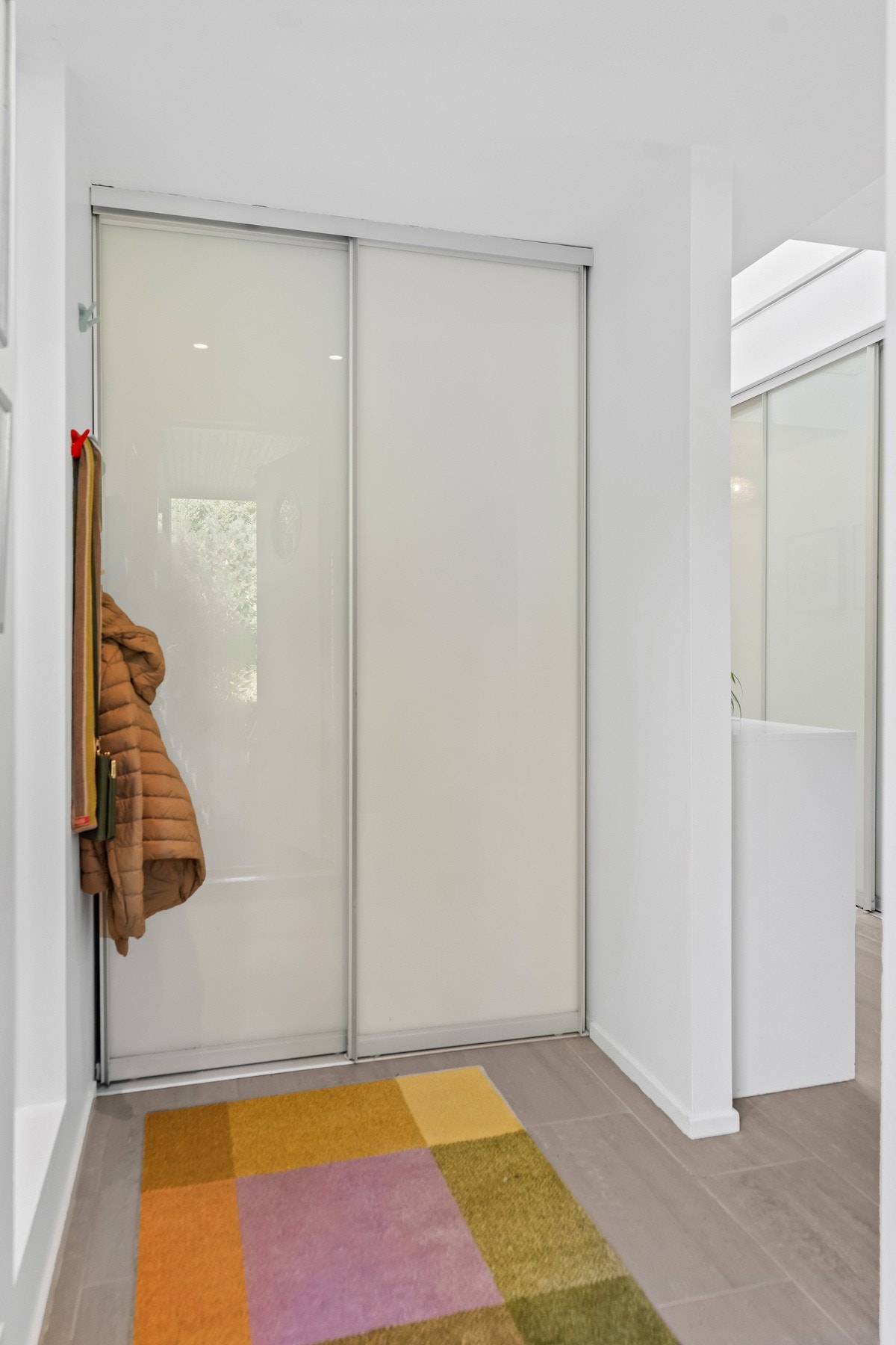 Entré med skyvedørsgarderobe og plass til sko i yttergangen. Galleribilde