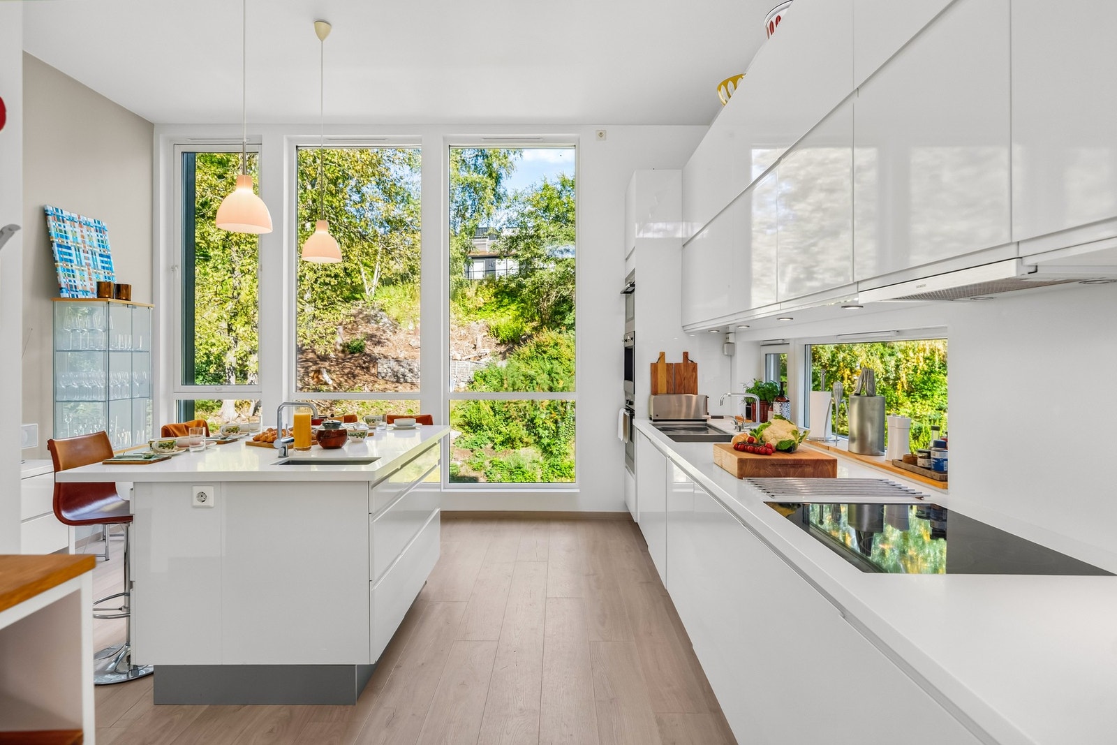 Kjøkkenet er utstyrt med stekeovn, induksjonstopp, mikrobølgeovn, kombiskap med isbitmaskin og avtrekksvifte fra Siemens, kaffemaskin fra Smeg, oppvaskmaskin fra Miele og fryseskap fra Beko. Det er stikkontakt og plass til krakker langs øya. Galleribilde