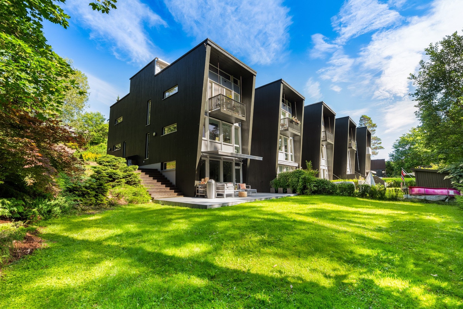 Velkommen til Folke Bernadottes vei 27H - en flott familiebolig med masse lys, store oppholdssoner, flott hage + takterrasse og hybel - innerst ved marka/ Sognsvann/Kringsjå! Galleribilde