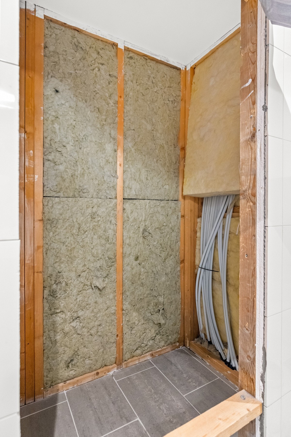 I tilknytning til badet er det avsatt plass til badstue (prosjektert, ikke ferdigstilt). Det er mekanisk ventilasjon fra bygningens sentrale anlegg i badet. Galleribilde