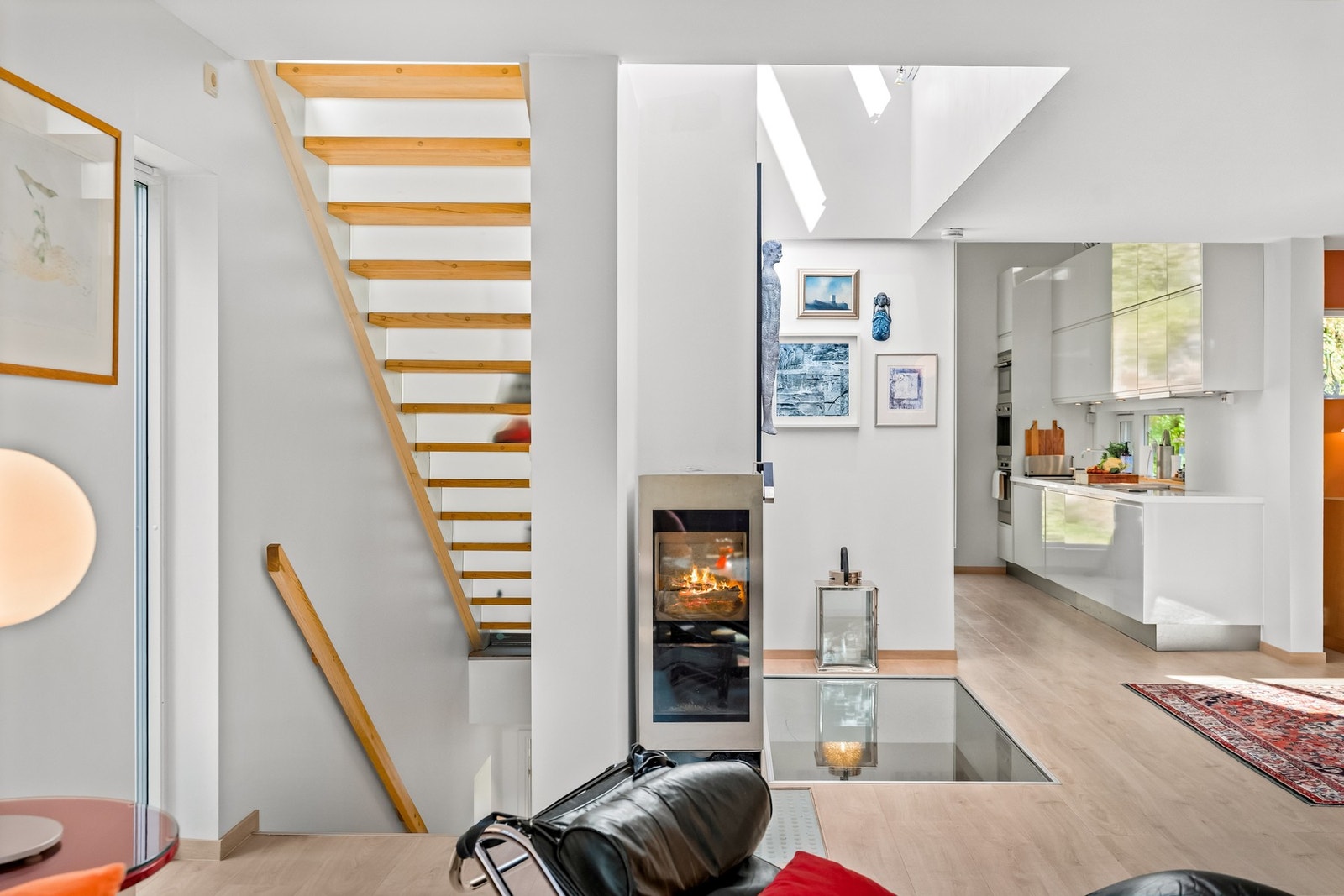 Som i alle andre rom i huset er det vannbåren gulvvarme, men også en stilig peisovn som gir livlige flammer og god oppvarming på de kaldeste dagene. Galleribilde