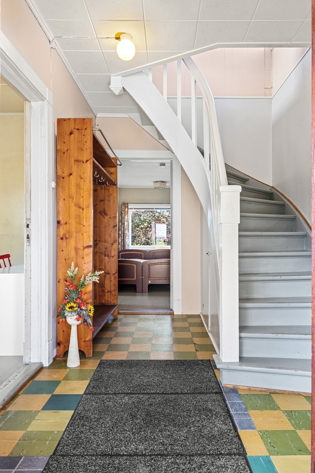 Våningshuset. Vindfang og gang med malt tretrapp som fører til andre etasje. Galleribilde