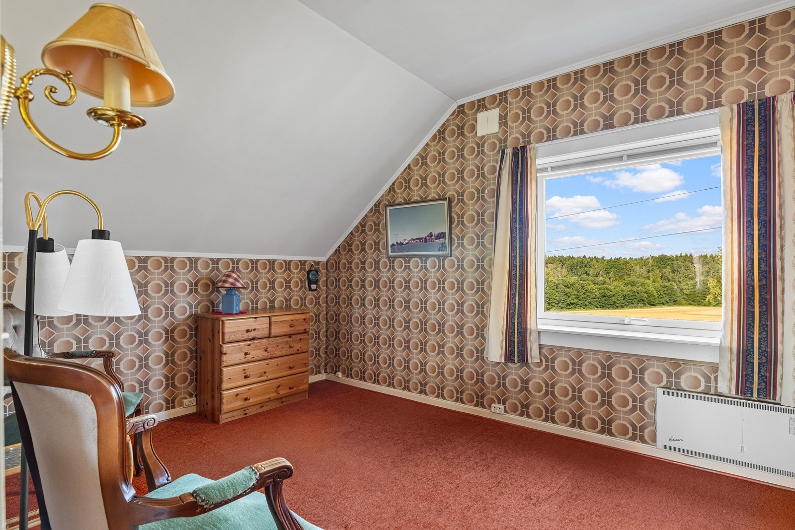 Soverom i andre etasje med teppegulv og tapetserte vegger. Galleribilde