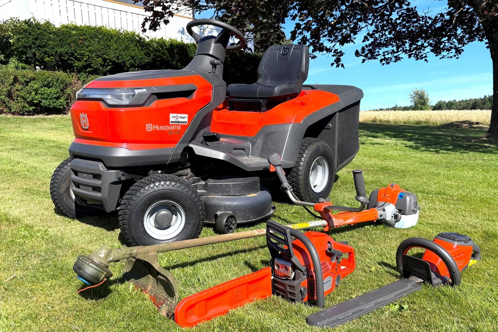 Traktorklipper, kantklipper, motorsag og elektrisk hekksaks følger med på kjøpet. Alt av nyere dato (Selgers private bilde) Galleribilde