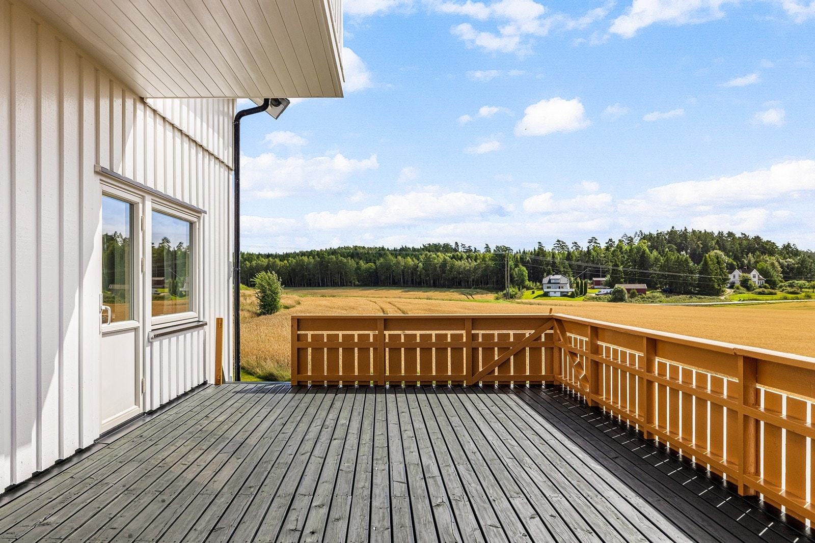 Den store verandaen har utgang fra stuen og vender mot syd/vest Galleribilde