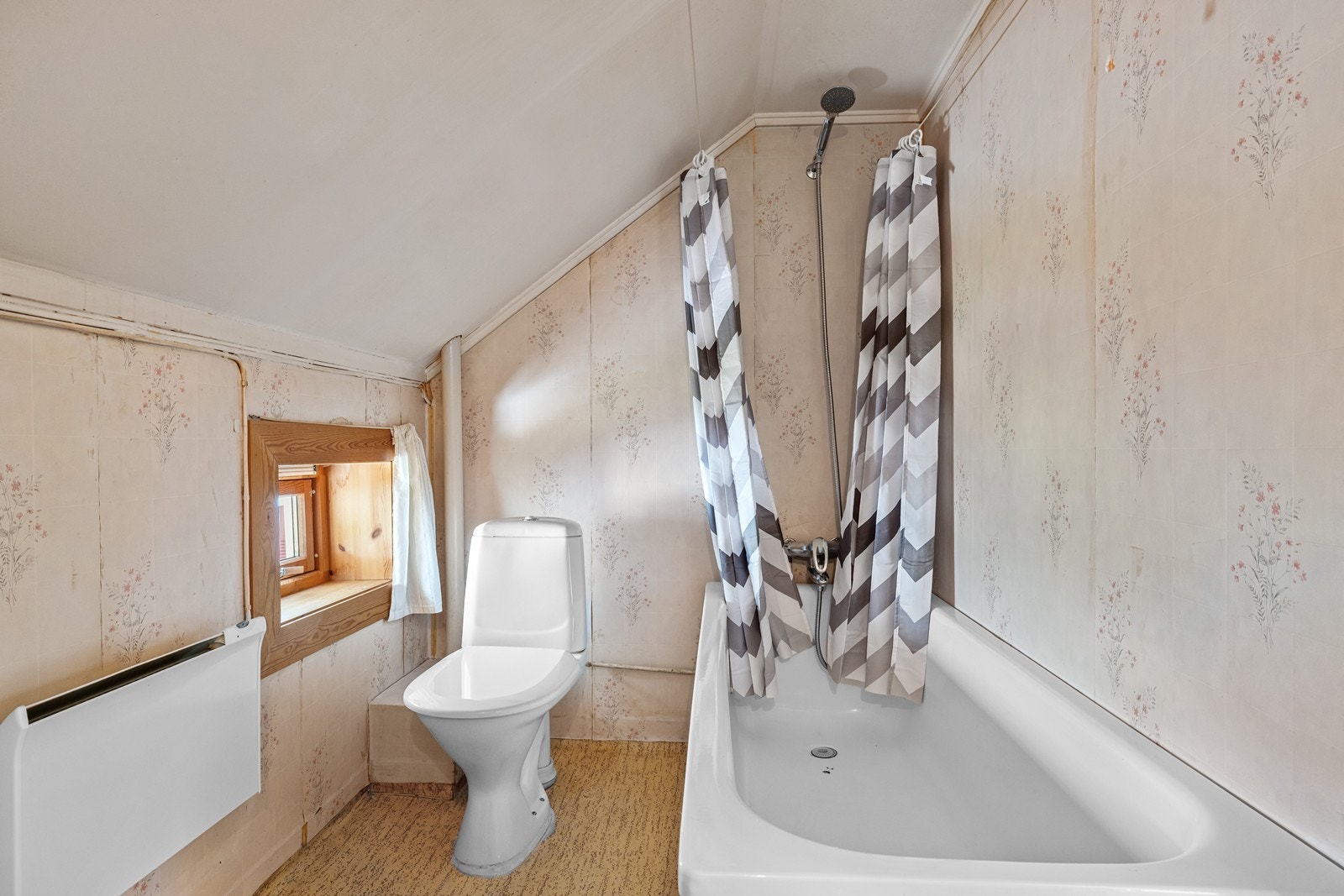 Badet i andre etasje er utstyrt med badekar, servant og toalett. Galleribilde