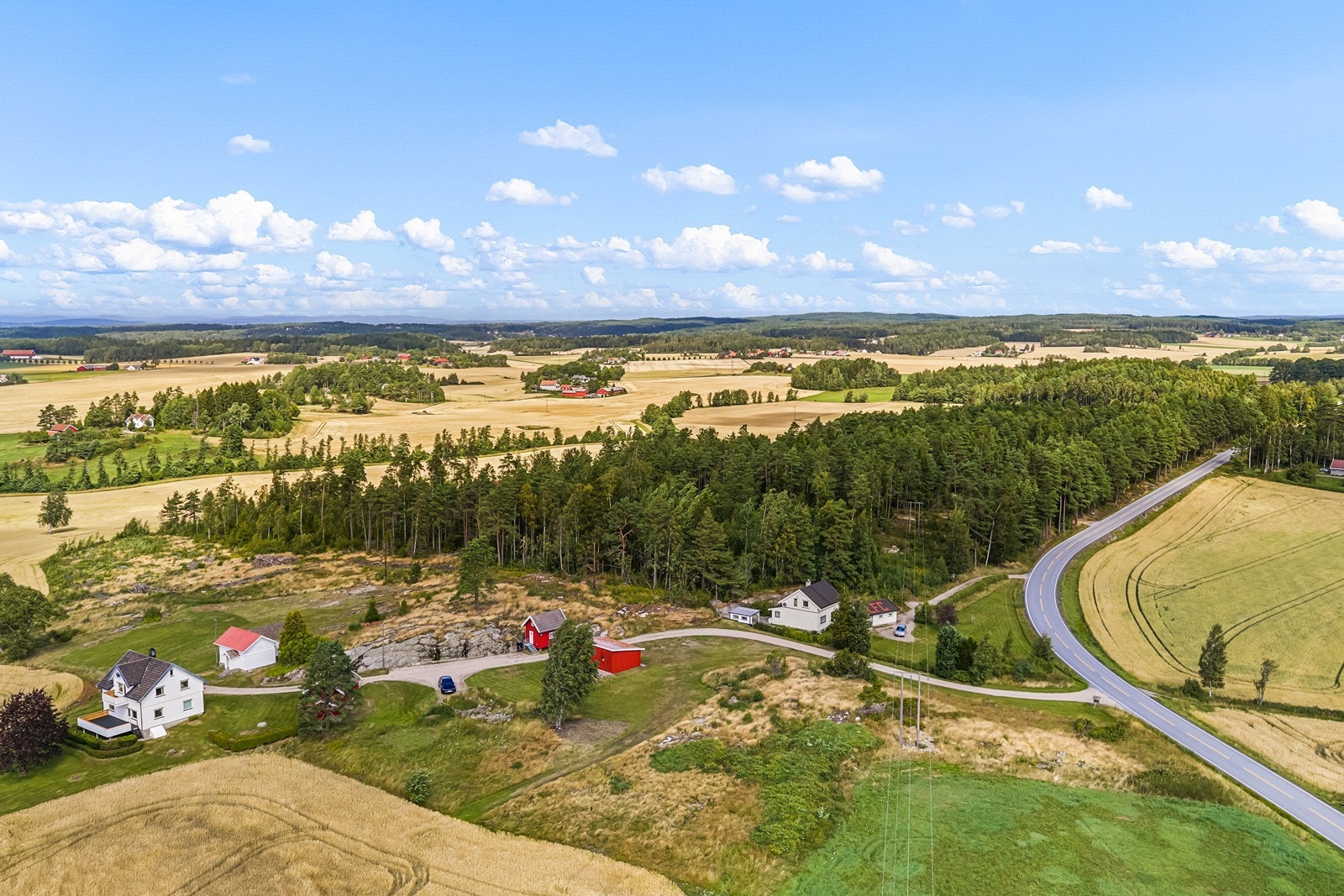 Eiendommen ligger i et område med spredt bebyggelse og har egen tinglyst avkjøring fra Vikaneveien. Galleribilde