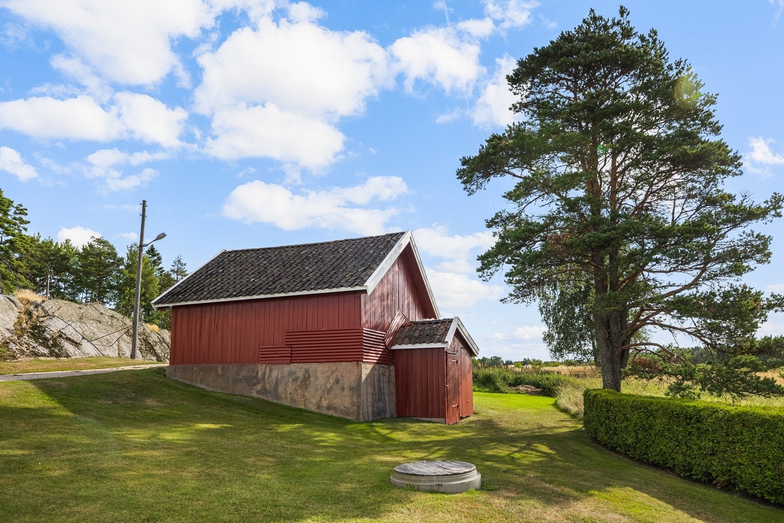 Redskapsskjul med lagerrom/potetkjeller Galleribilde