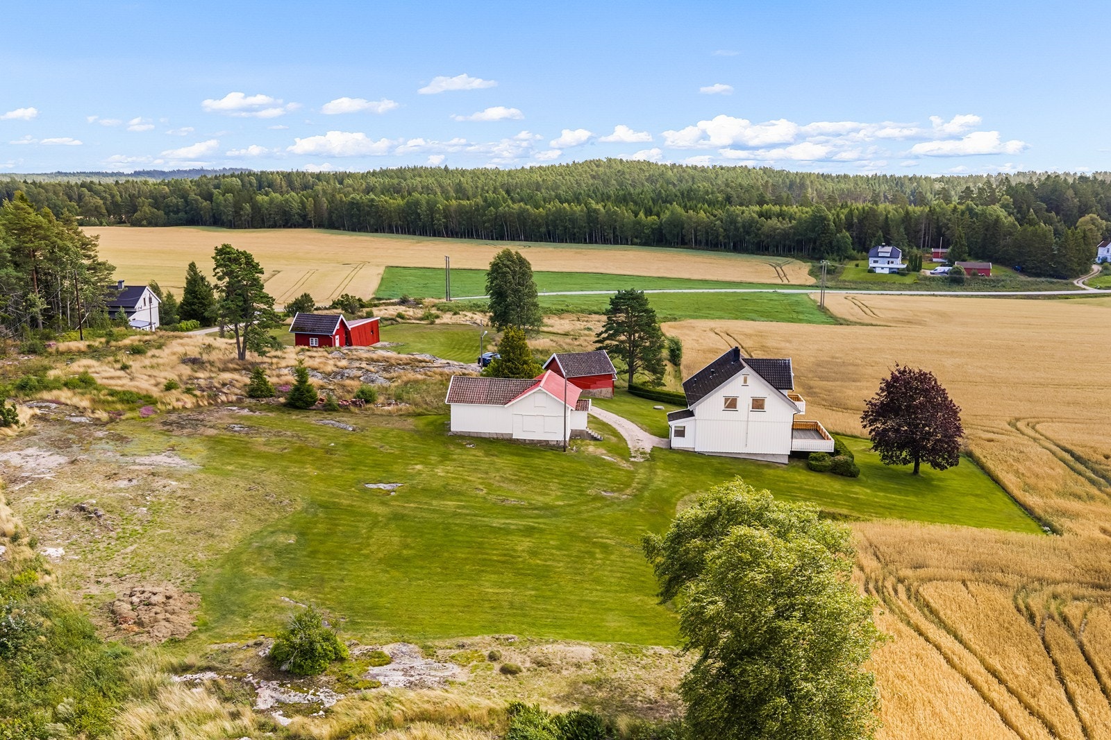 Tomten består hovedsakelig av gressplen, gruset gårdsplass og naturtomt. Galleribilde