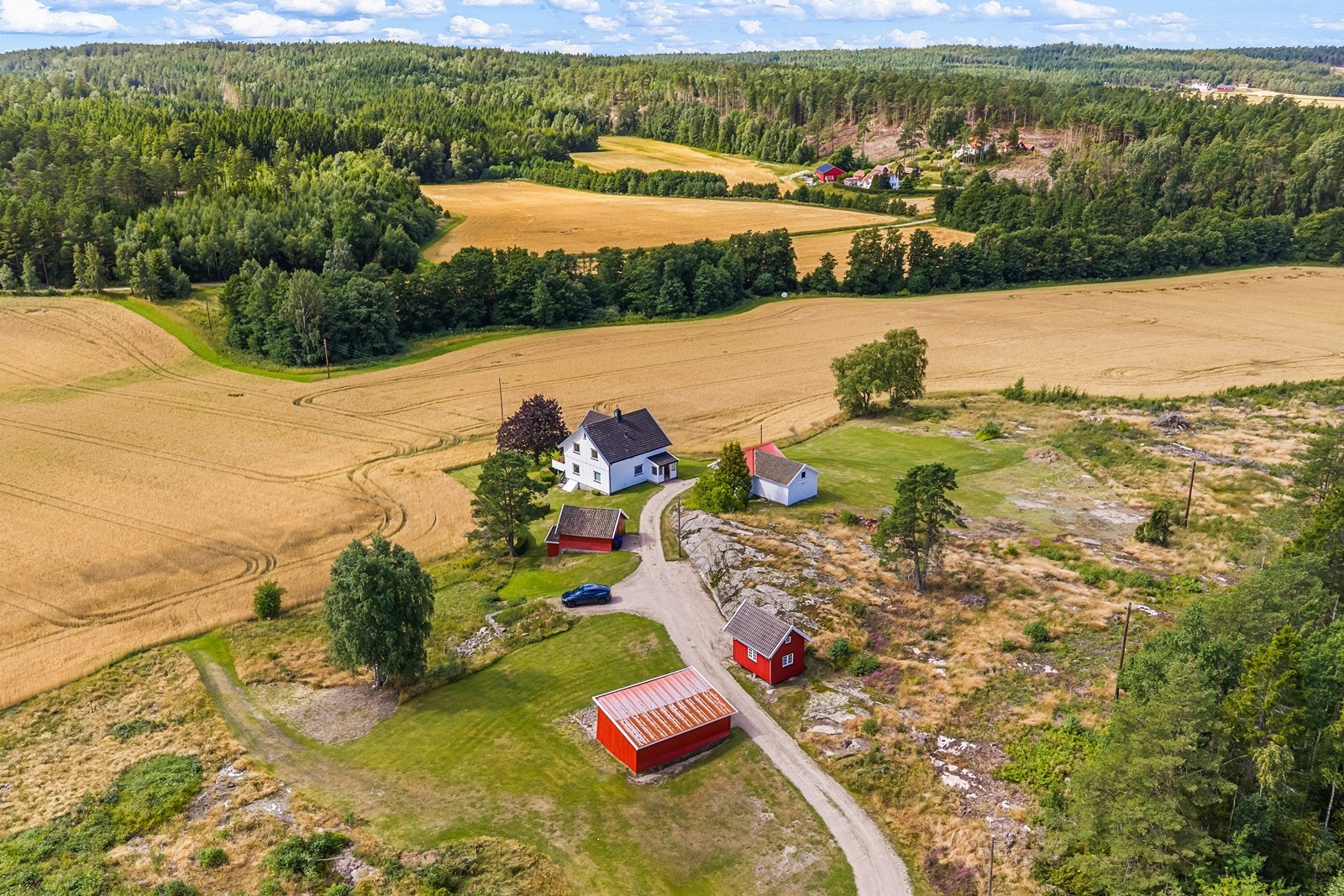 Velkommen til gårdstunet Vikaneveien 559, presentert av EiendomsMegler1 v/Daniel Lislerud. Foto: Fotoetcetera AS. Galleribilde