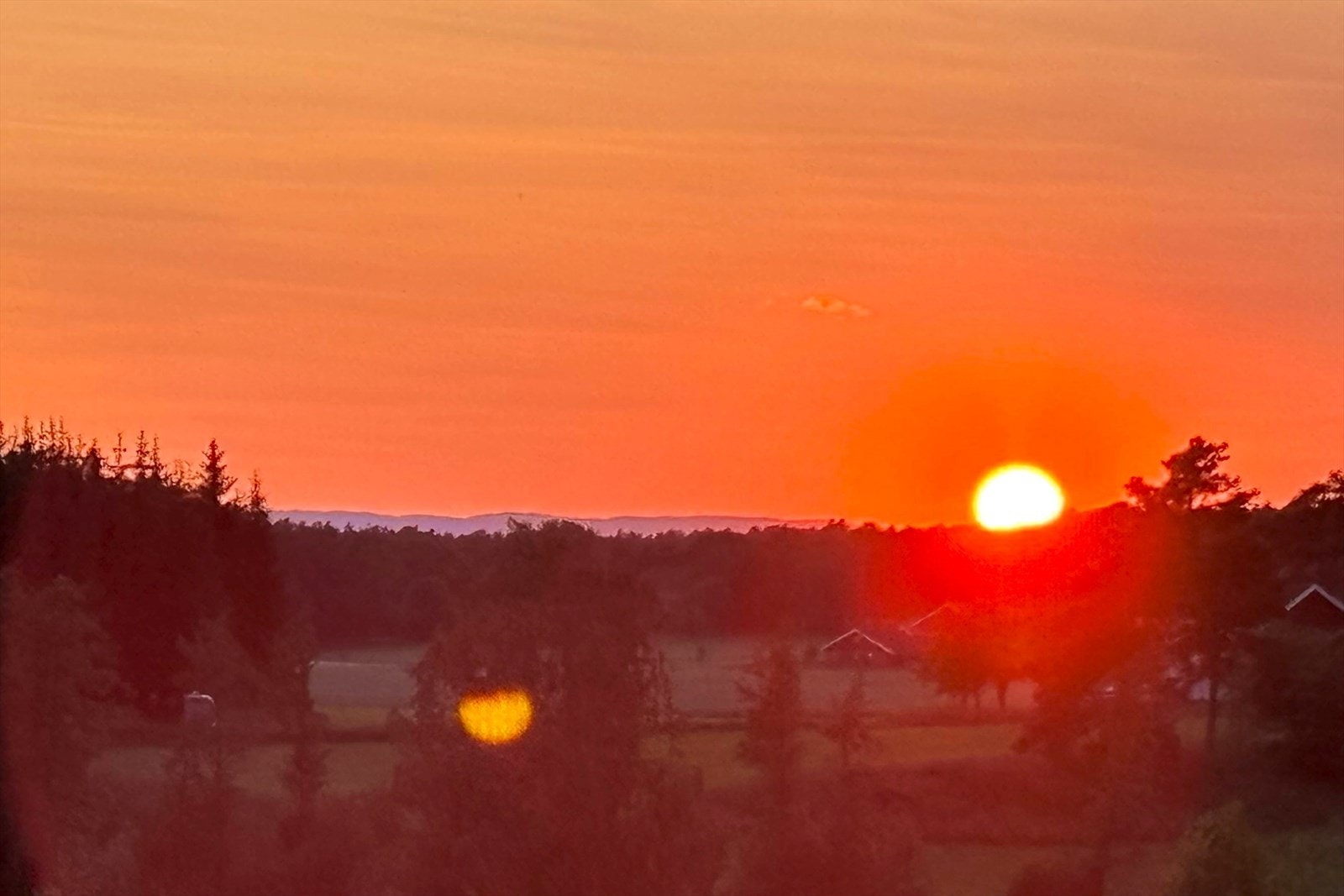 Midsommer har man sol til kl. 22:30. Andre siden av fjorden skimtes i det fjerne (Selgers private bilde) Galleribilde