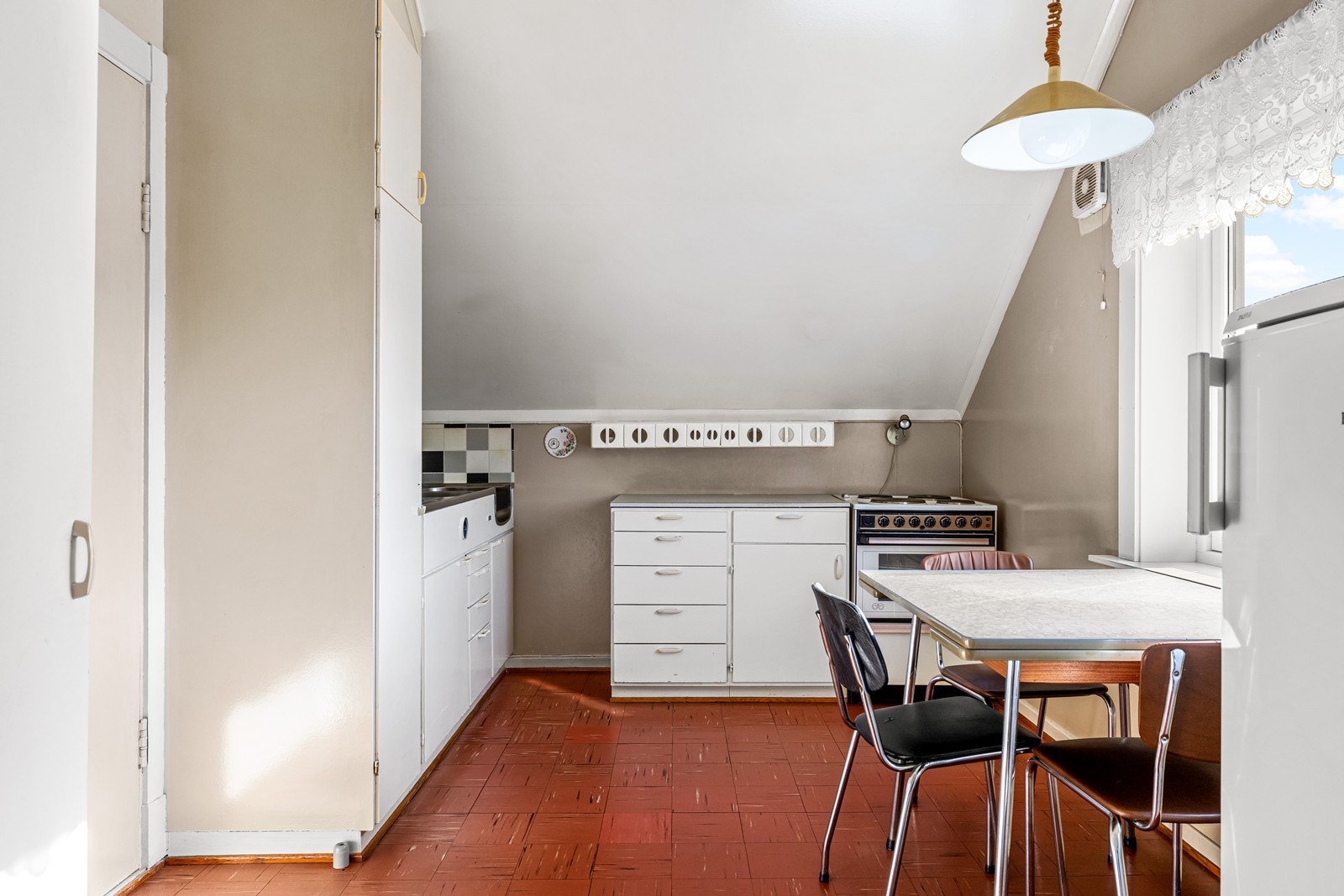 Kjøkkenet i andre etasje har innredning med glatte fronter og laminatbenkeplate. Galleribilde