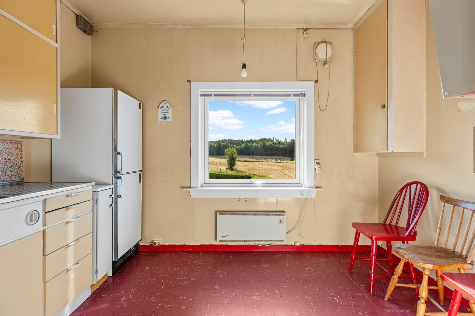 Kjøkkenet i første etasje har innredning med glatte fronter og benkeplate i rustfritt stål. Galleribilde
