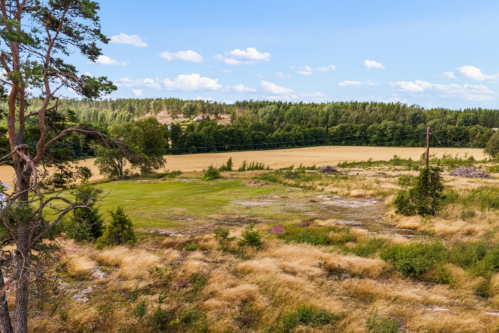 Landlig og fredelig beliggenhet med god avstand til naboer. Denne delen av tomten kan egne seg til fradeling av tomt/ oppføring av ny bolig m/egen adkomstvei fra nordsiden av stabburet (Se salgsopgavens møtereferat fra byggesaksavd. i Fr. stad kommune) Galleribilde