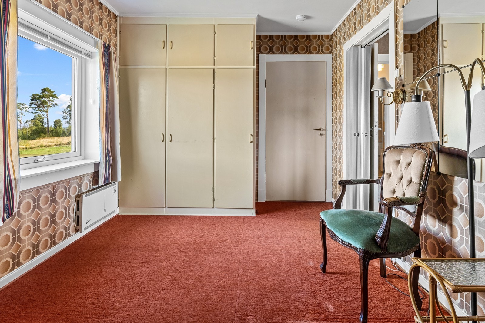 Faste garderobeskap for oppbevaring. (Soverom i andre etasje) Galleribilde