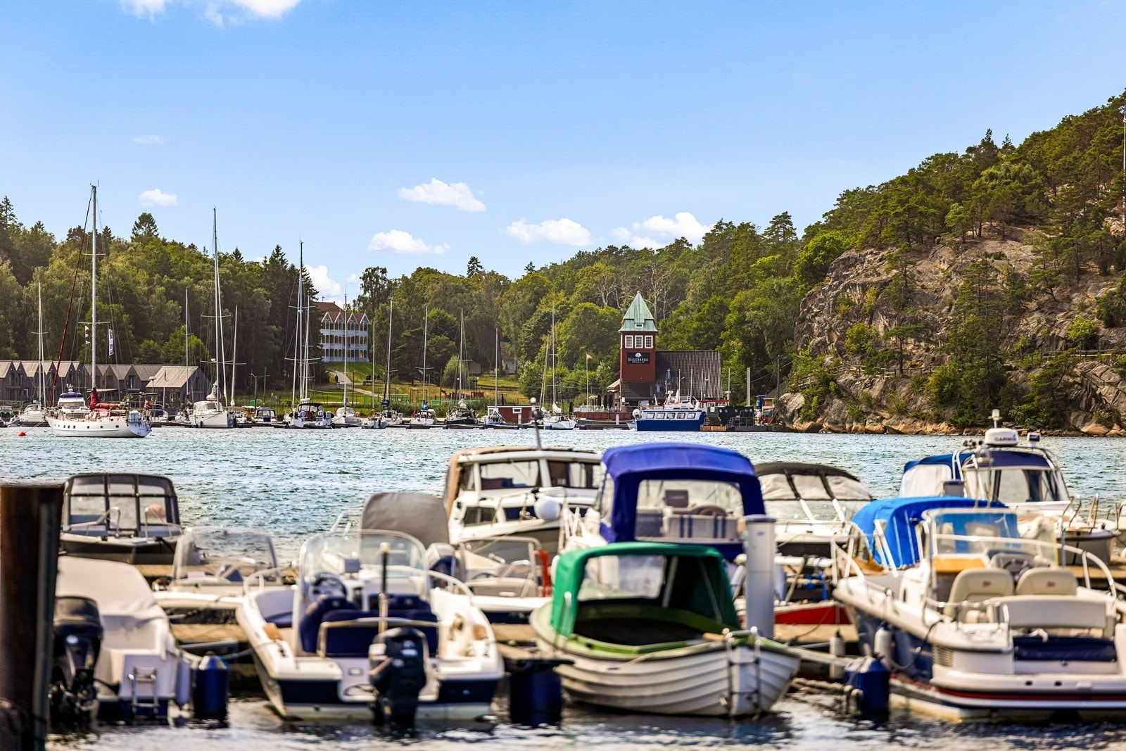 Kort vei til sjøen med båtliv og rekreasjonsmuligheter. - Her fra Vikane med Hankø i bakgrunnen Galleribilde