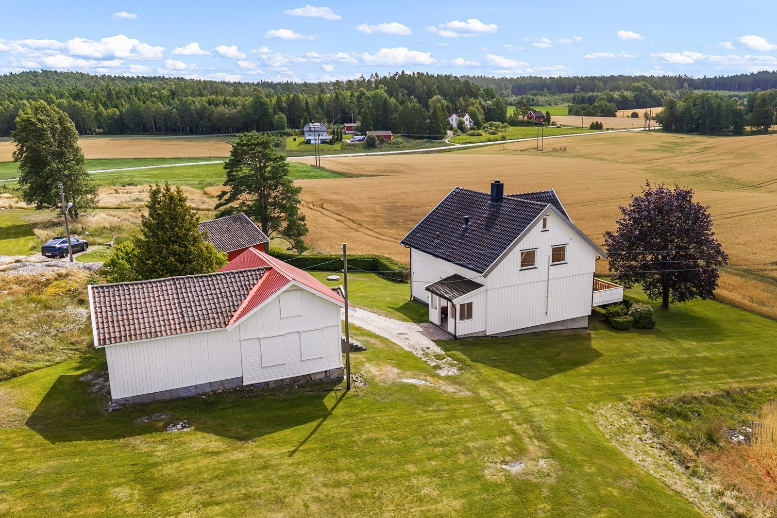 Del av tunet med våningshus, kårbolig og redskapsskjul. Galleribilde