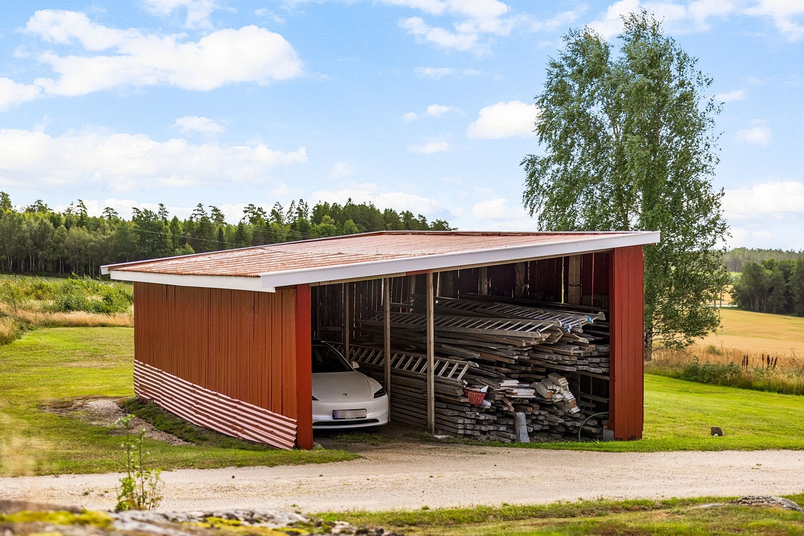 Carport på ca. 44 m² oppført i enkle trekonstruksjoner. Galleribilde