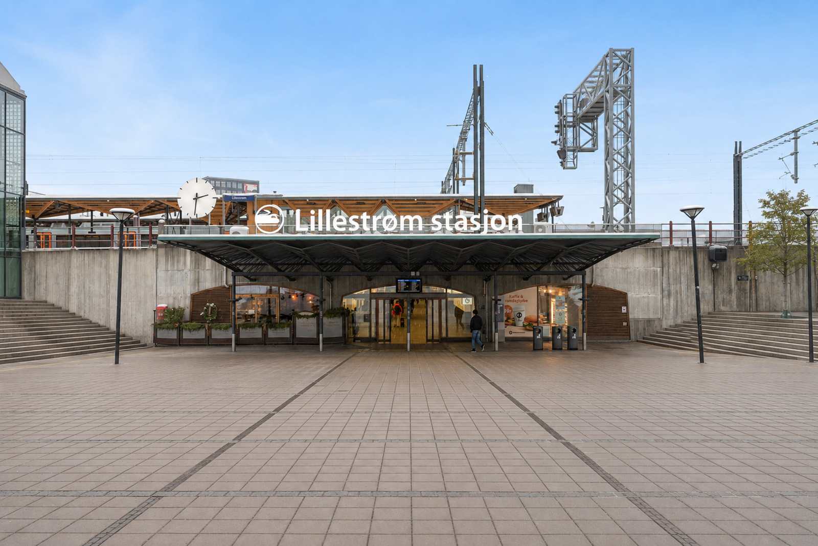 Bussen tar deg 3 minutter til Lillestrøm. Herfra går toget både til Oslo S og Gardermoen på omtrent 10-12 minutter. Galleribilde