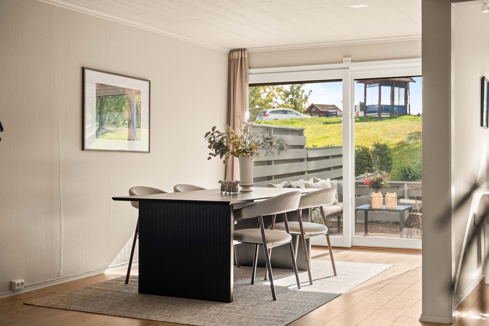 Spiseplassen ligger flott til ved de store glassflatene og utgangen til terrassen - en fin ramme rundt både hverdag og selskap. Galleribilde